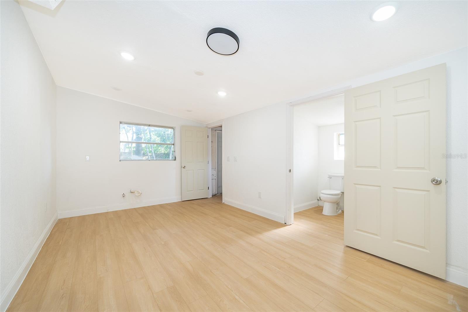 Listing photo id 8 for 2906 Monroe Street W