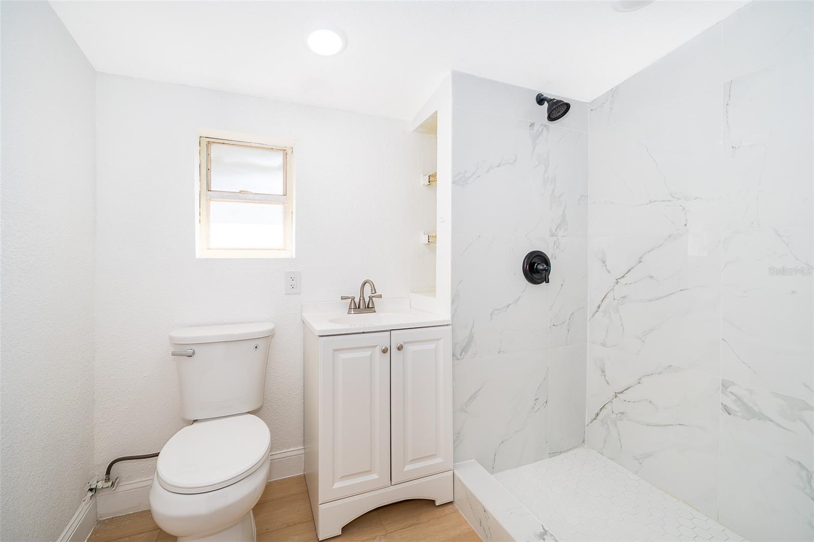 Listing photo id 9 for 2906 Monroe Street W
