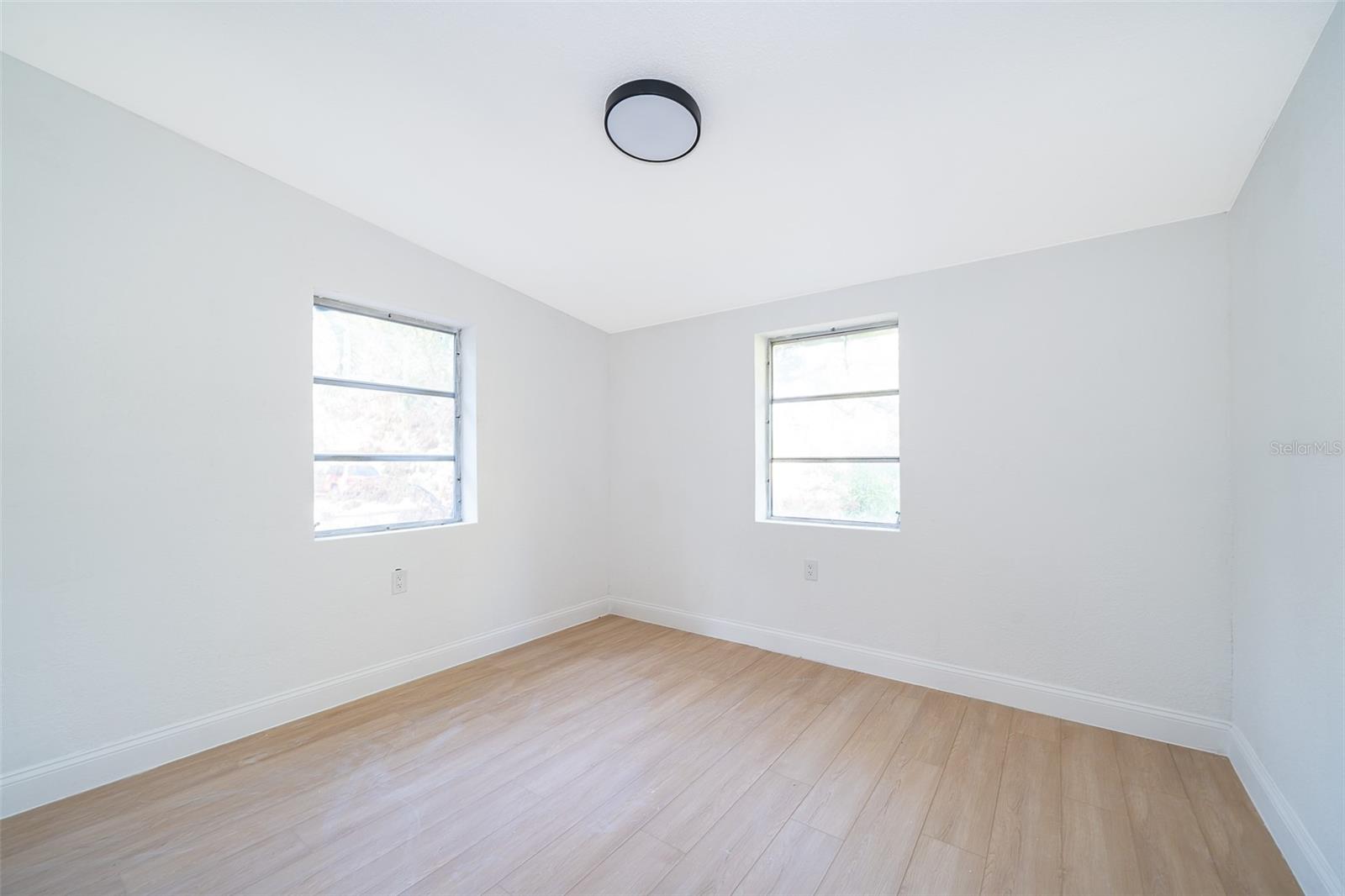 Listing photo id 10 for 2906 Monroe Street W