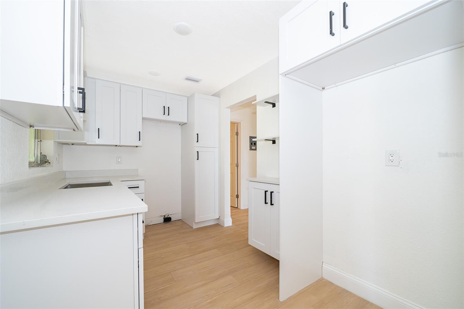 Listing photo id 11 for 2906 Monroe Street W