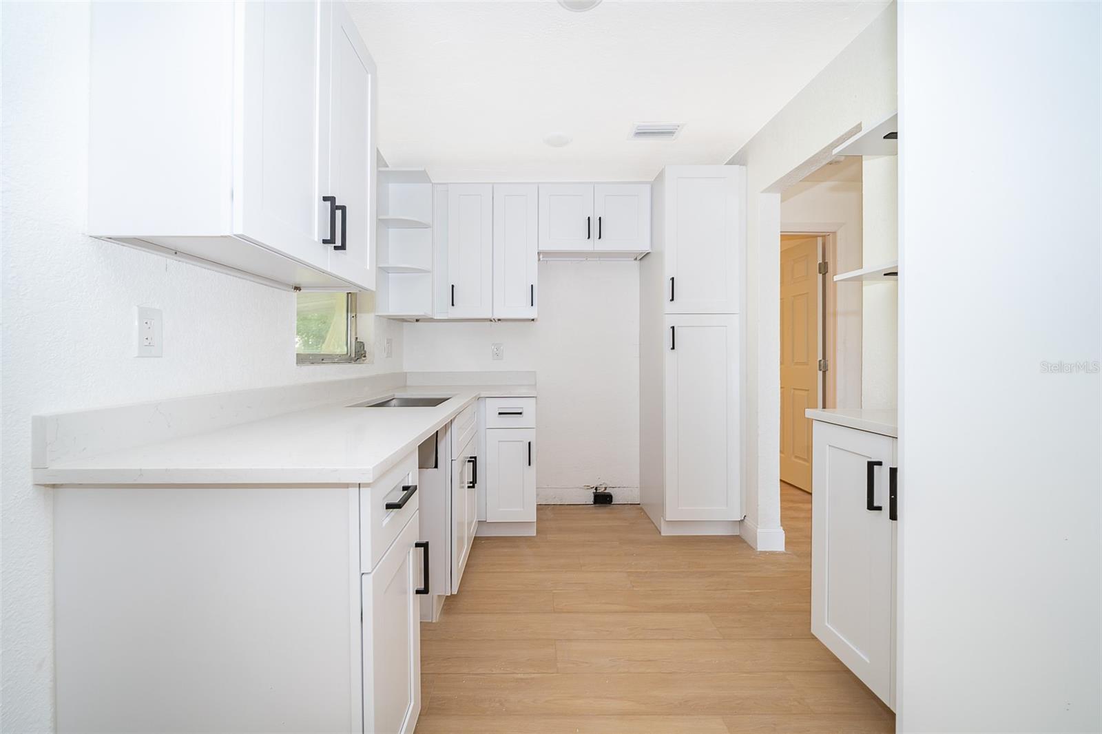 Listing photo id 12 for 2906 Monroe Street W