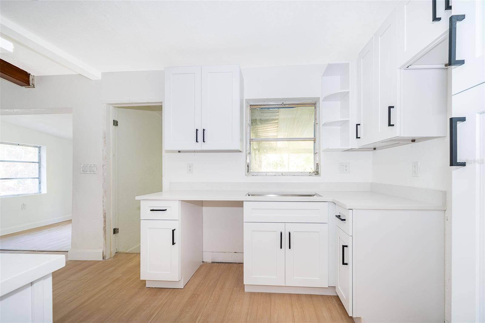 Listing photo id 13 for 2906 Monroe Street W
