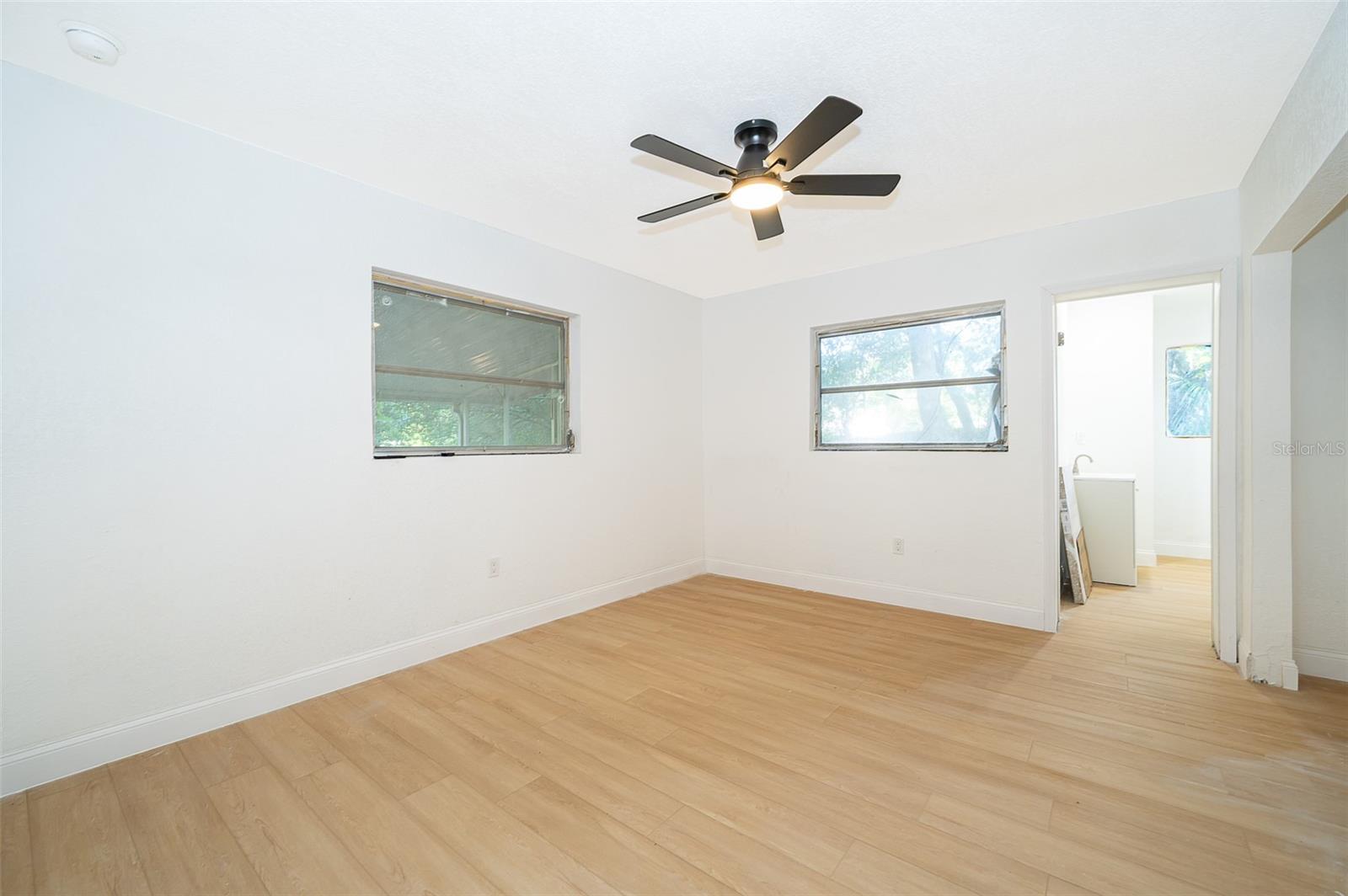 Listing photo id 14 for 2906 Monroe Street W