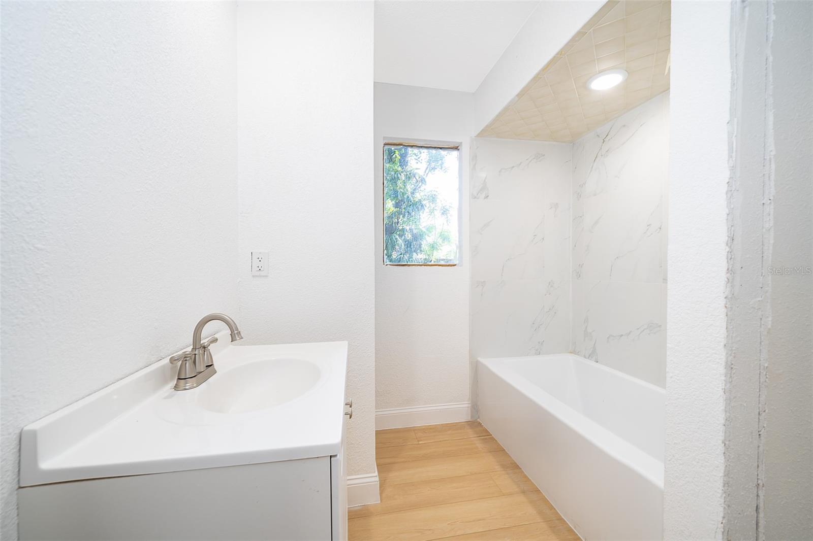 Listing photo id 15 for 2906 Monroe Street W