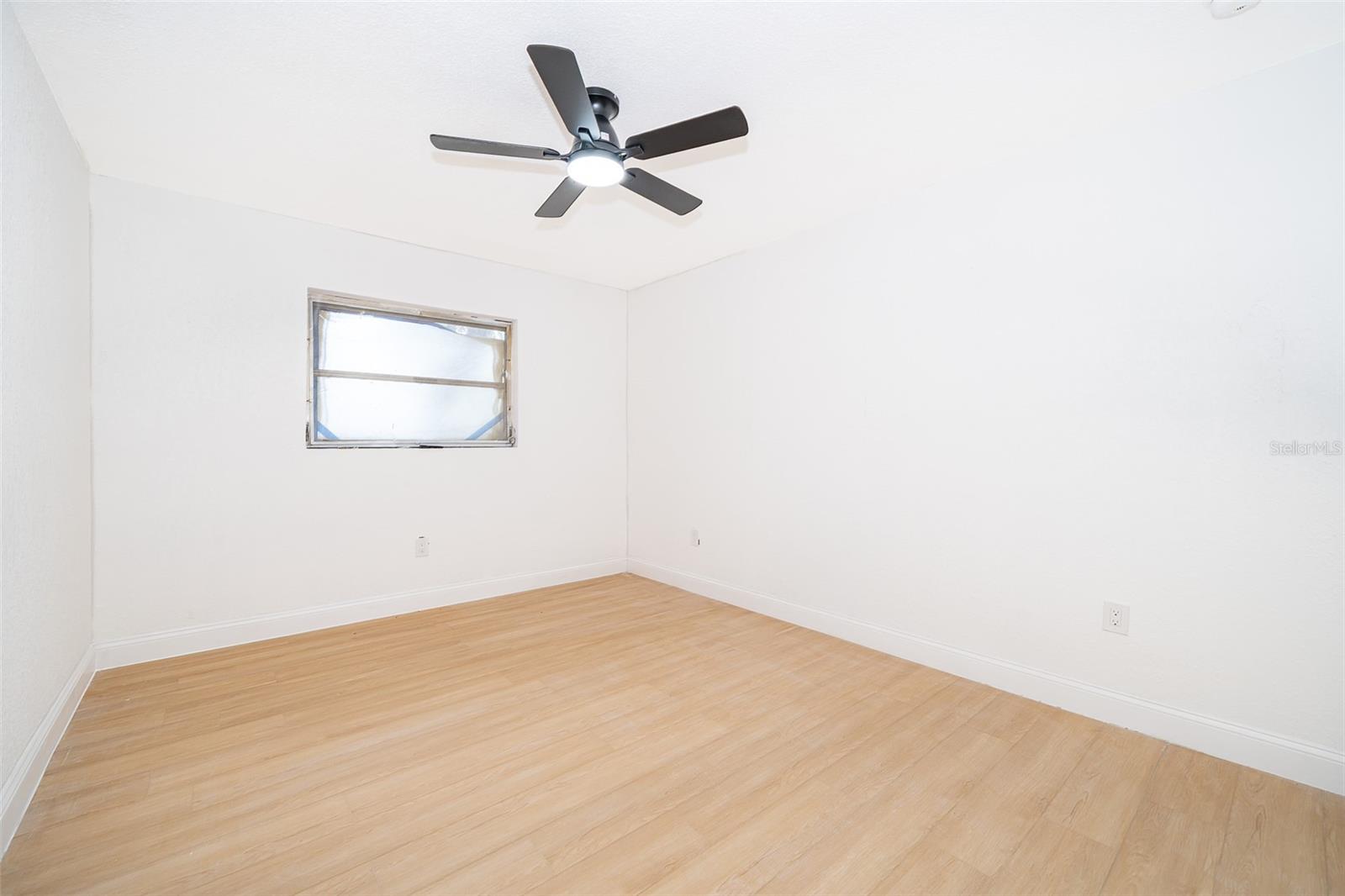 Listing photo id 16 for 2906 Monroe Street W
