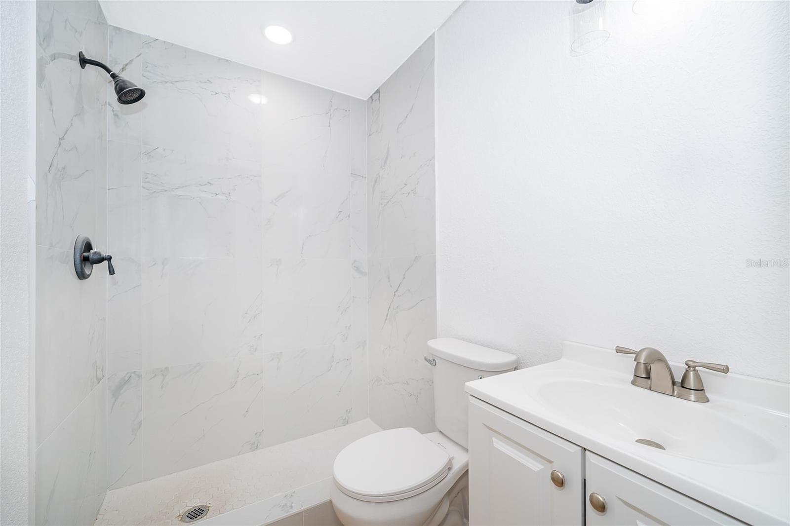 Listing photo id 17 for 2906 Monroe Street W