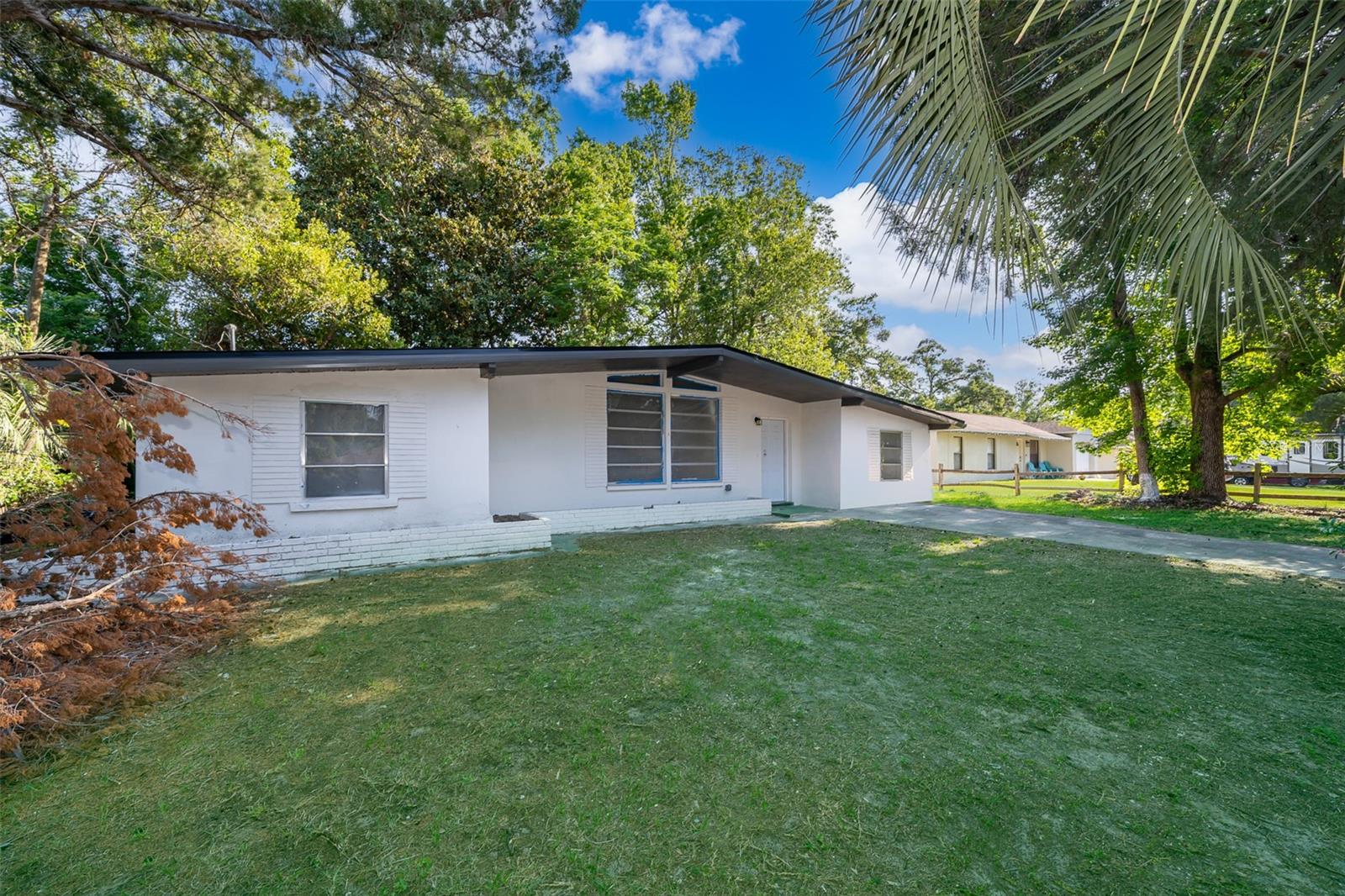 Listing photo id 0 for 2906 Monroe Street W
