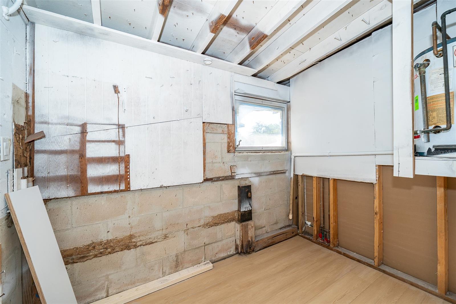 Listing photo id 18 for 2906 Monroe Street W