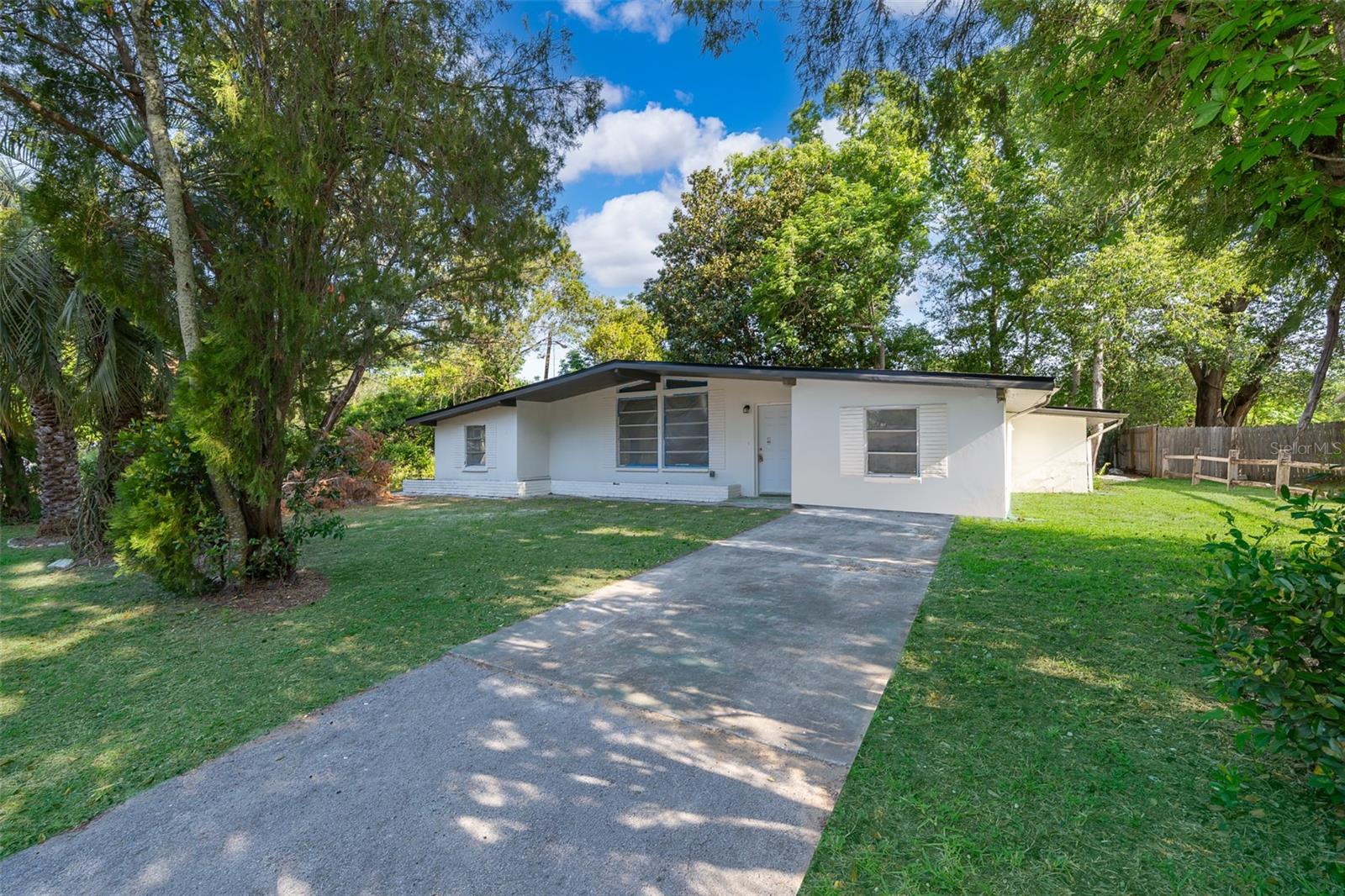 Listing photo id 1 for 2906 Monroe Street W