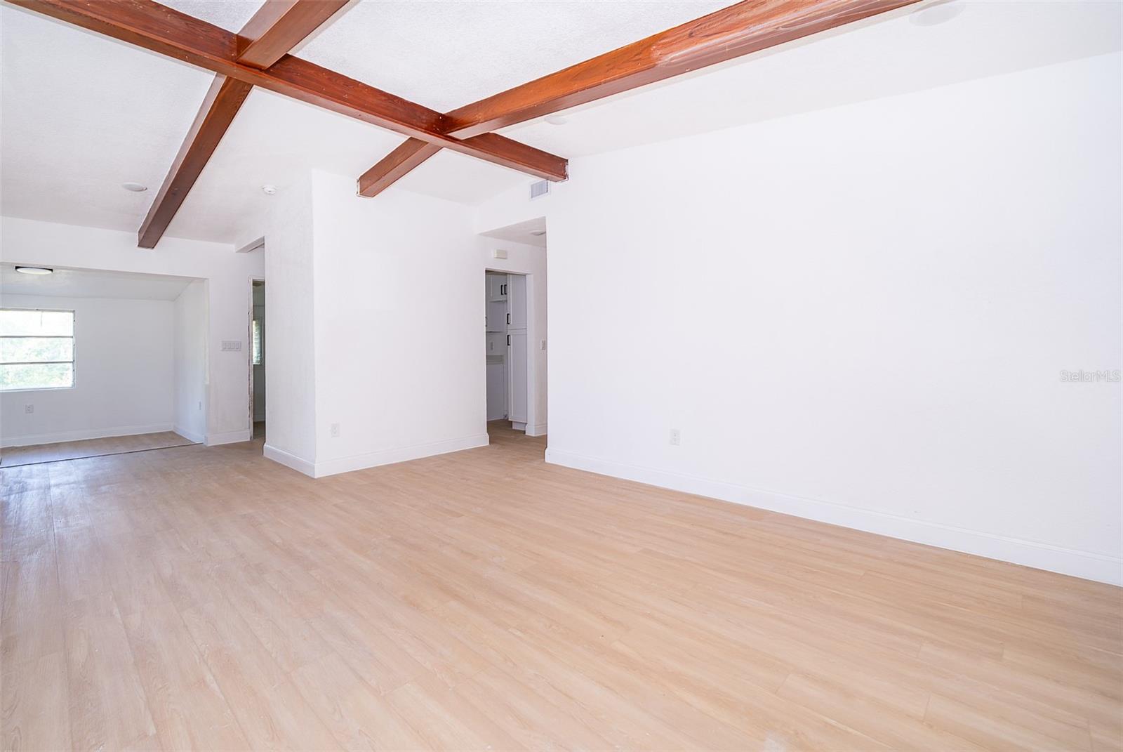 Listing photo id 2 for 2906 Monroe Street W