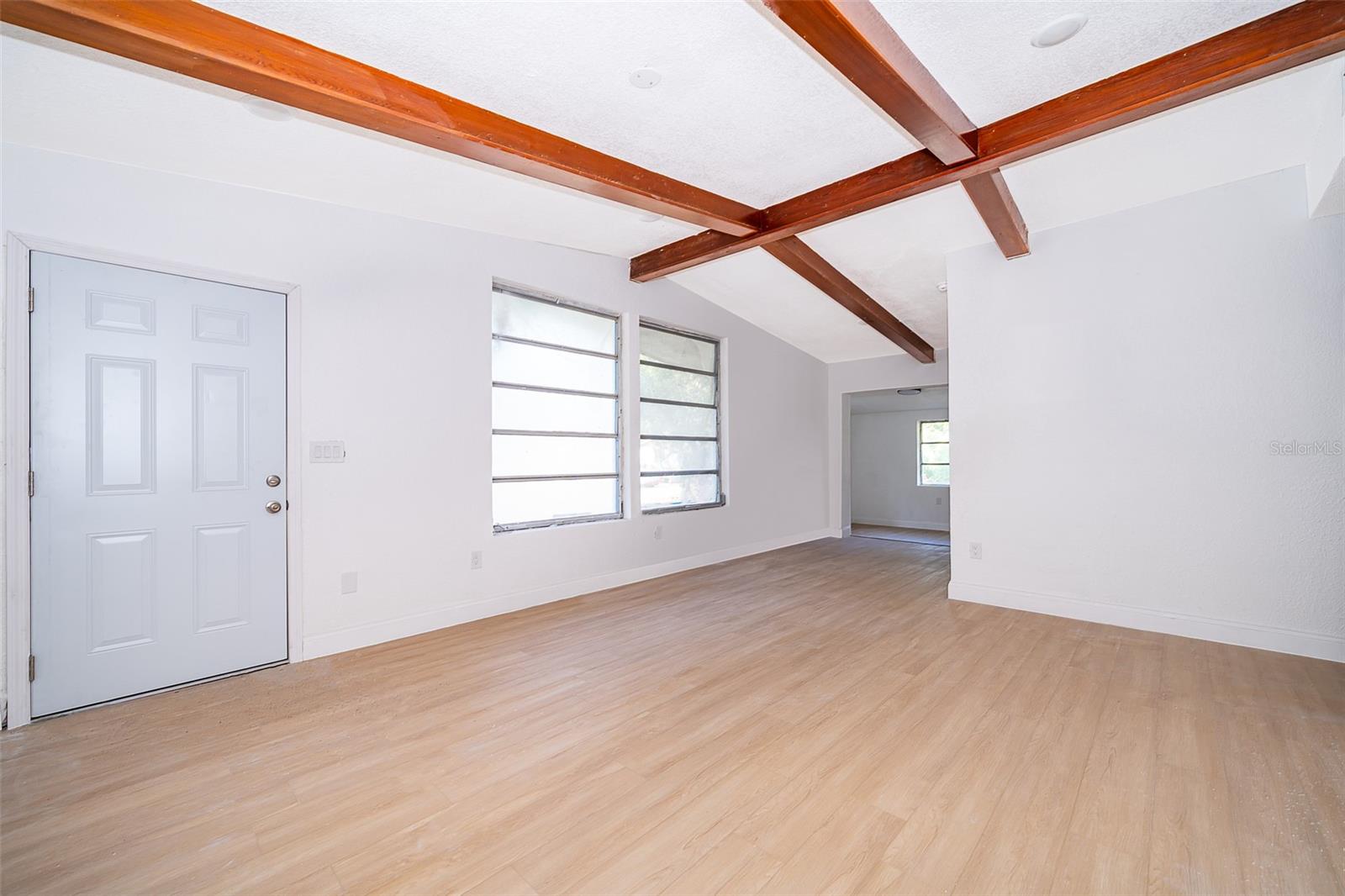 Listing photo id 3 for 2906 Monroe Street W