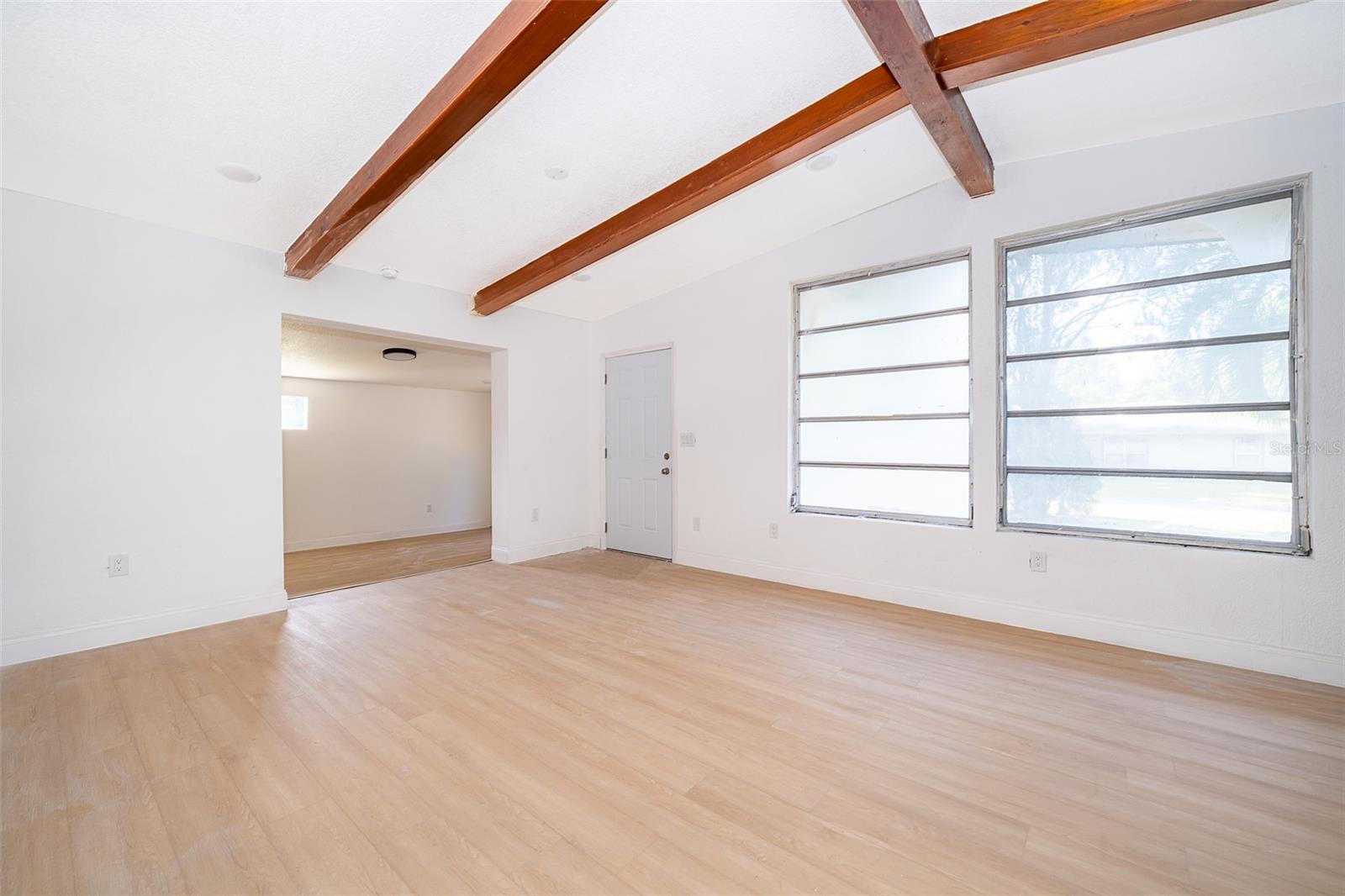 Listing photo id 5 for 2906 Monroe Street W