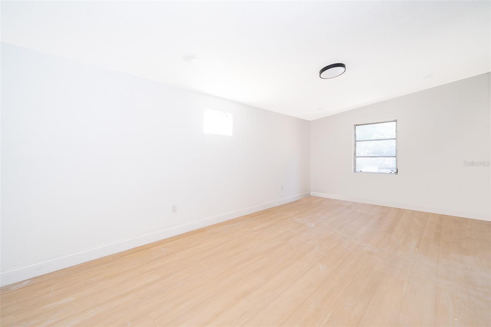 Listing photo id 6 for 2906 Monroe Street W
