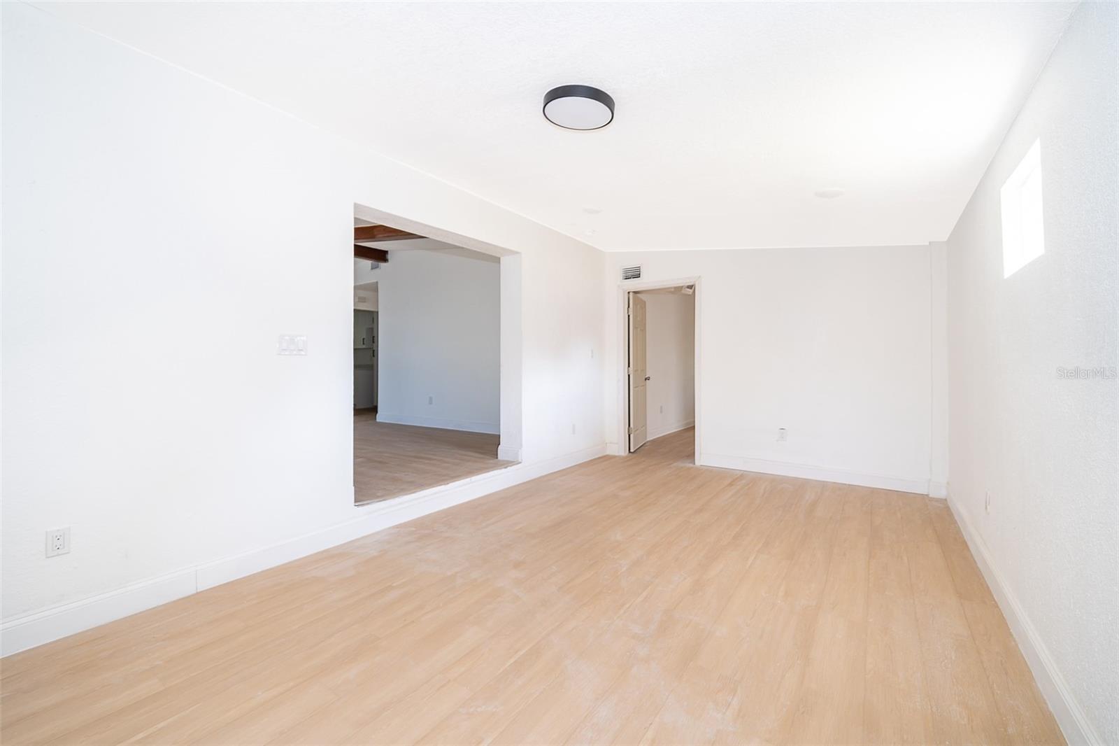 Listing photo id 7 for 2906 Monroe Street W