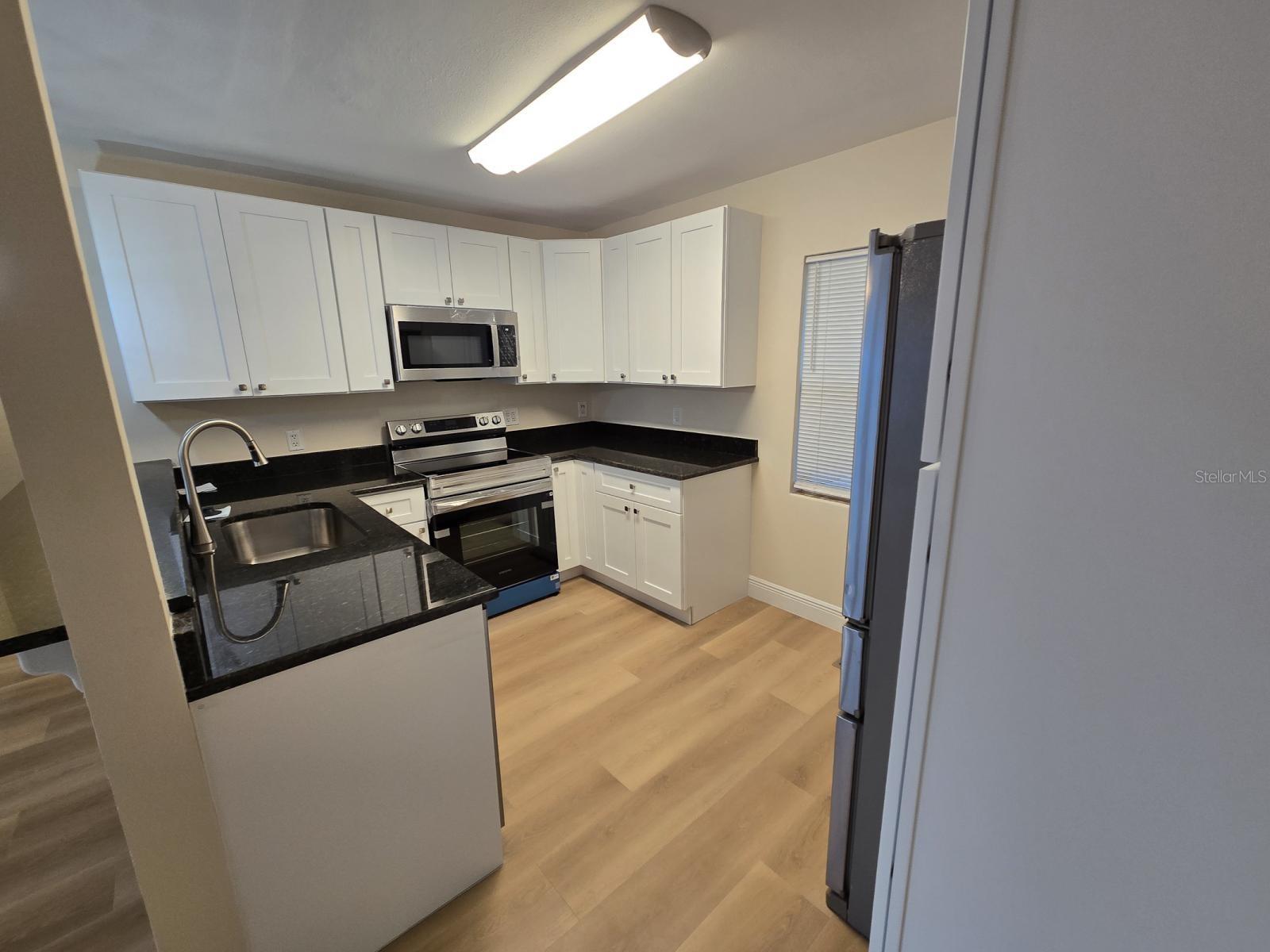 Image 10 of 27 For 453 Oakhurst Street