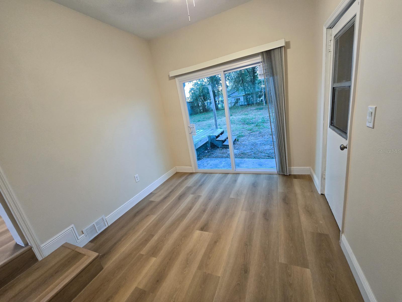 Image 21 of 27 For 453 Oakhurst Street