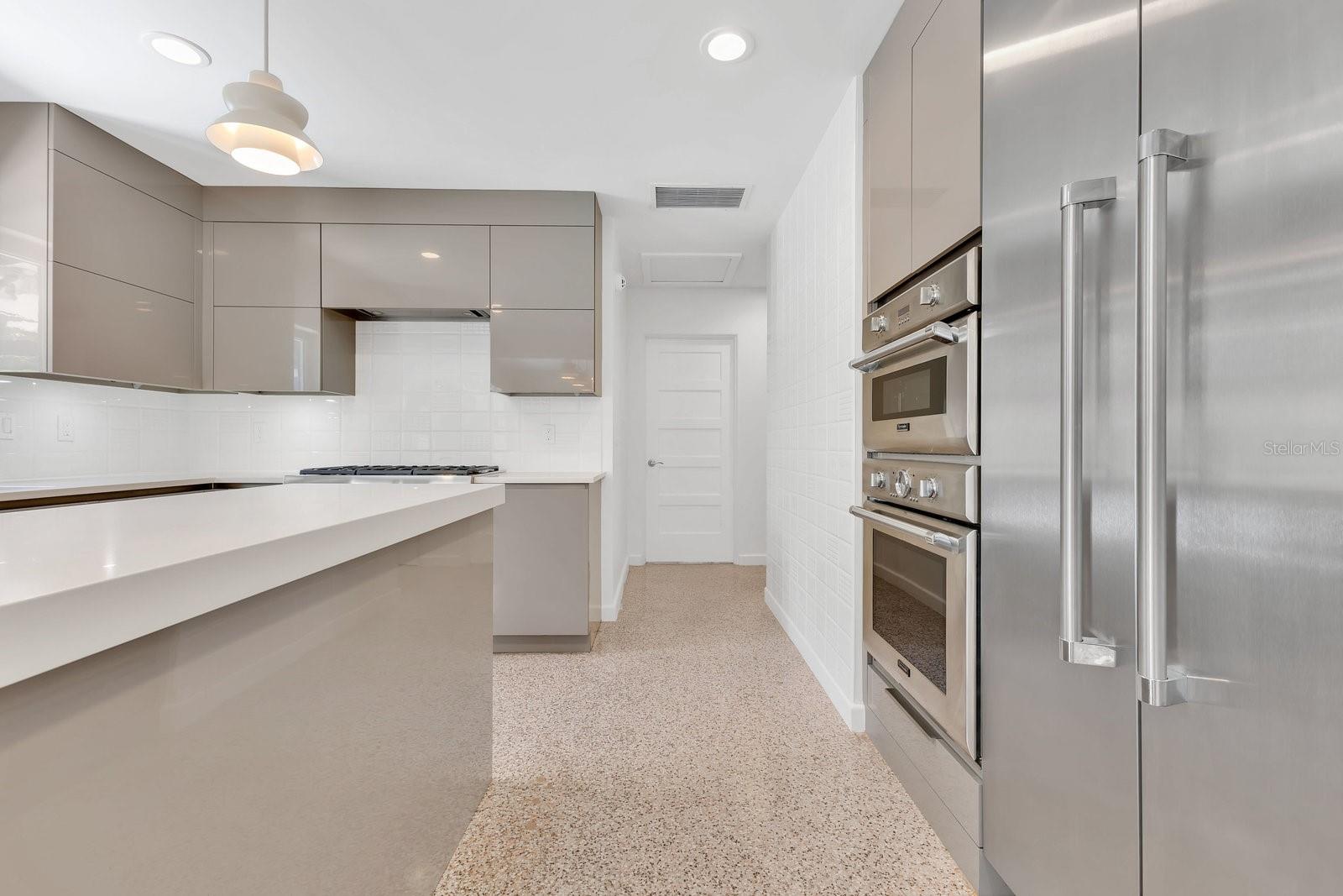 Image 18 of 66 For 2525 Venetian Way