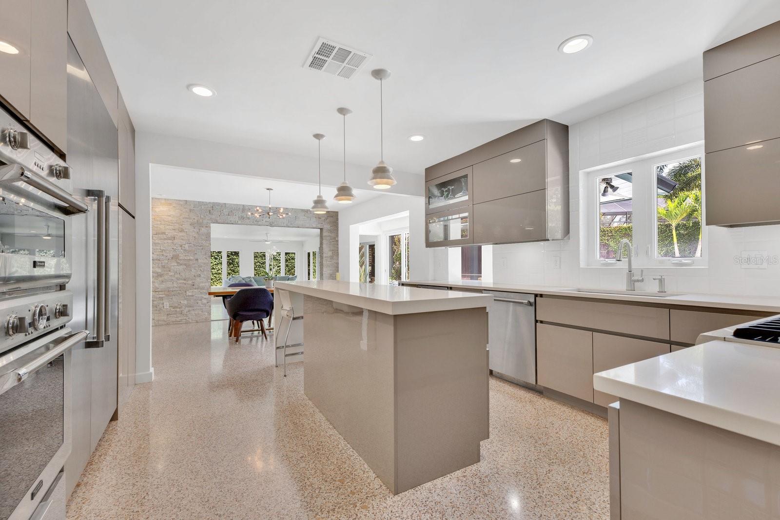 Image 19 of 66 For 2525 Venetian Way