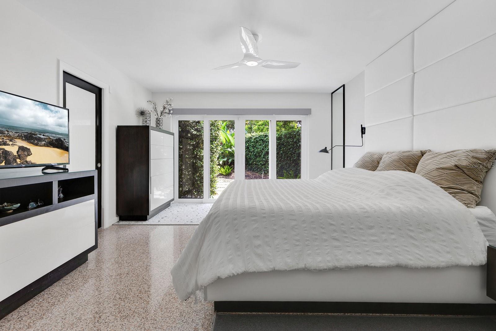 Image 31 of 66 For 2525 Venetian Way