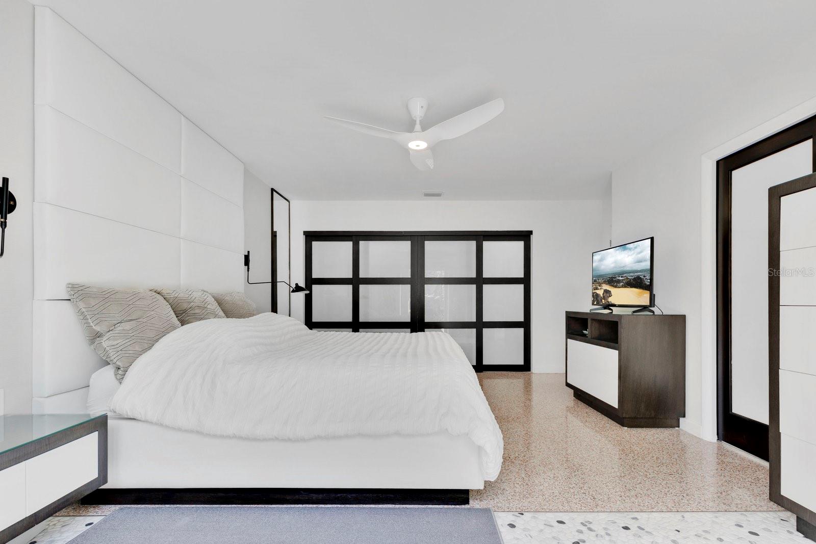 Image 33 of 66 For 2525 Venetian Way
