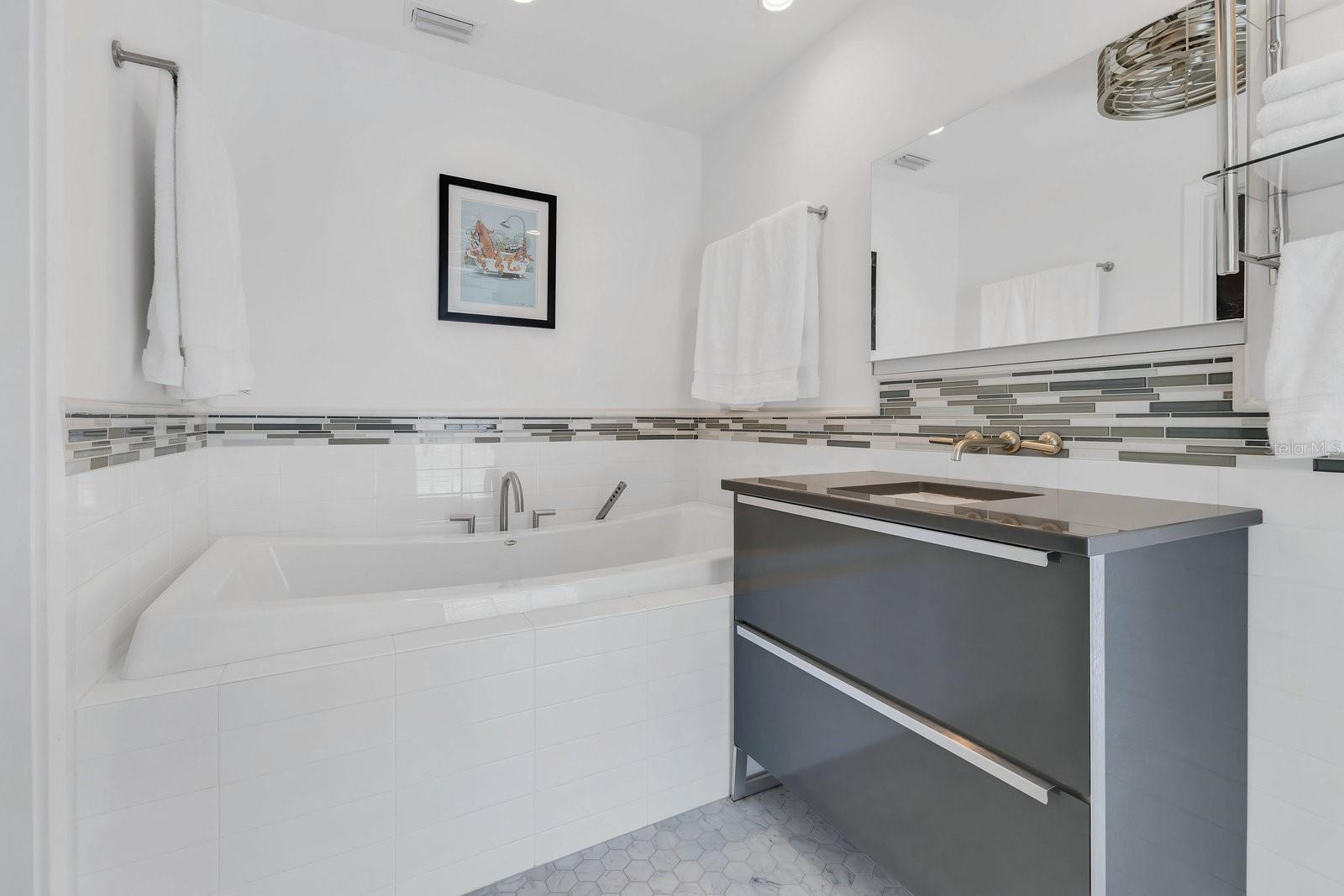 Image 36 of 66 For 2525 Venetian Way
