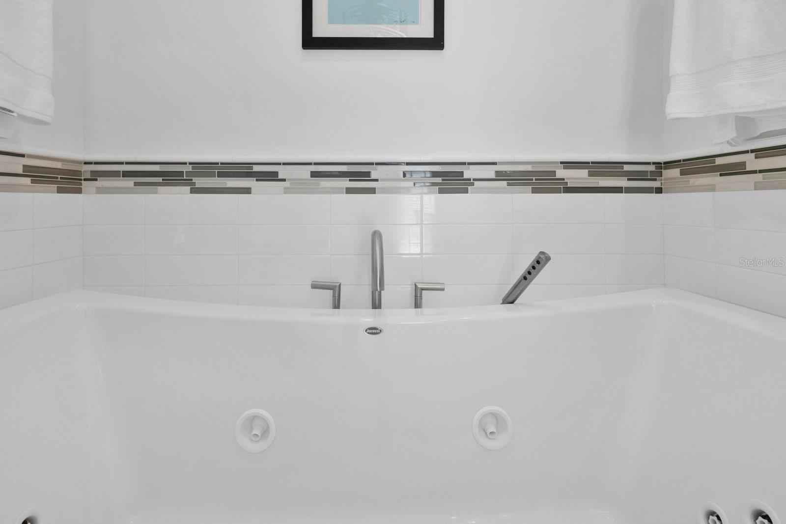 Image 38 of 66 For 2525 Venetian Way