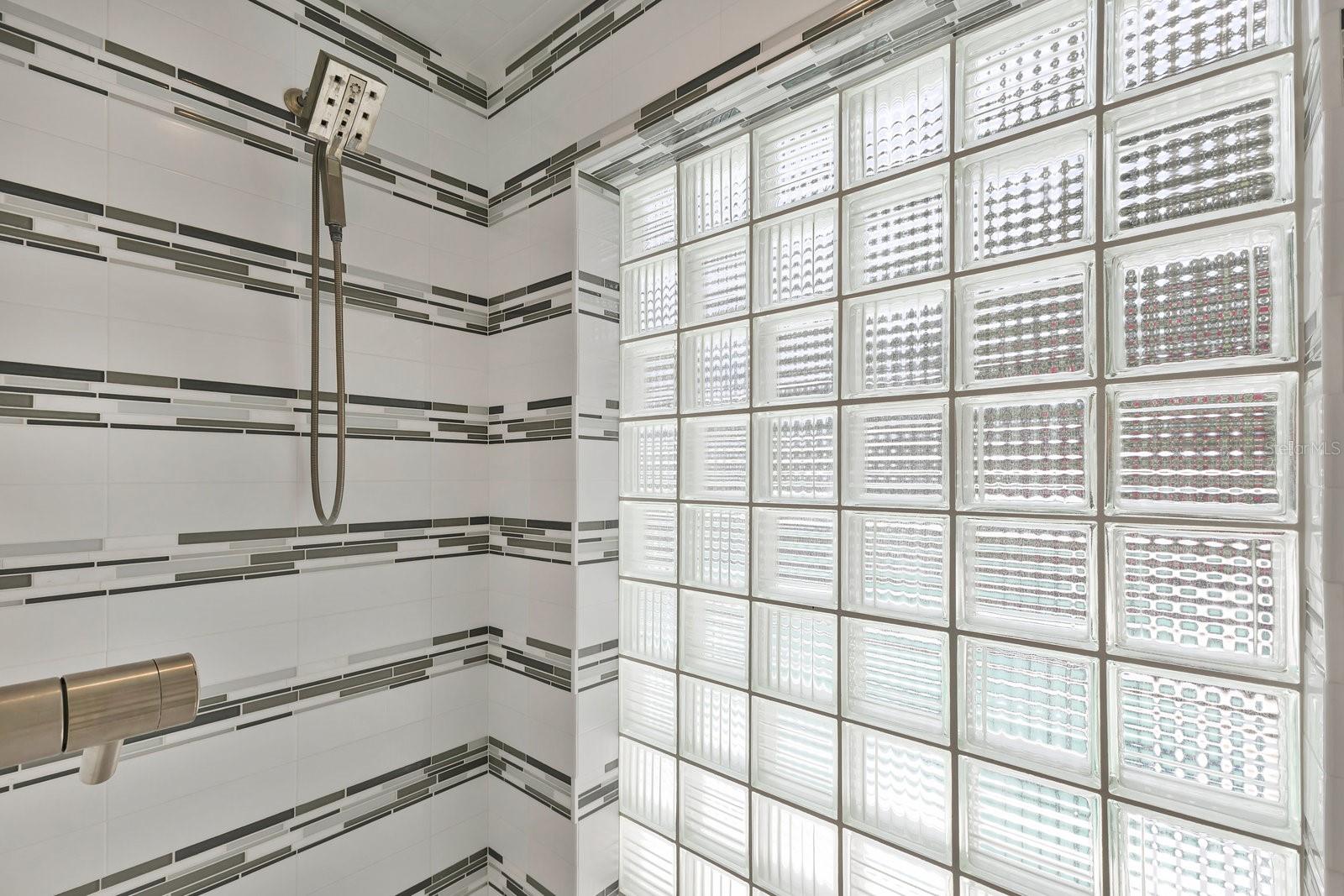 Image 39 of 66 For 2525 Venetian Way