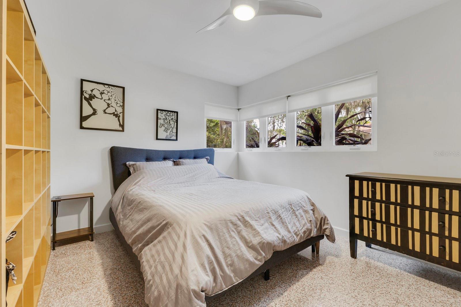 Image 40 of 66 For 2525 Venetian Way