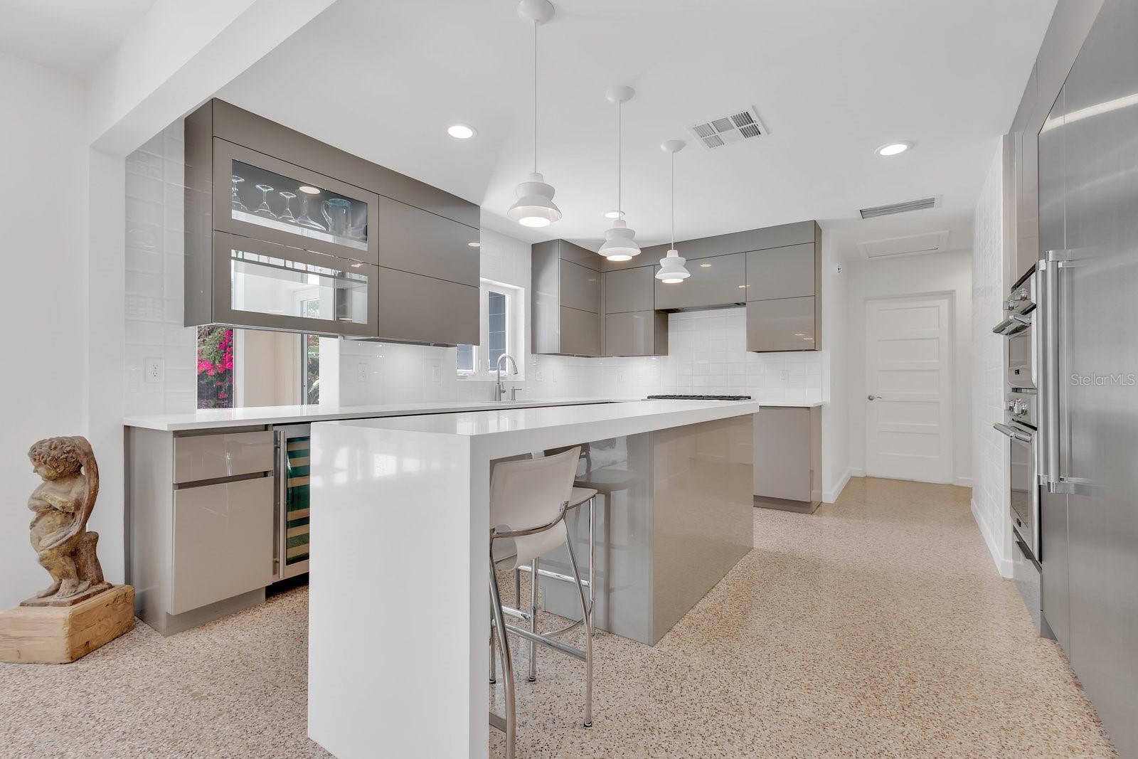 Image 8 of 66 For 2525 Venetian Way