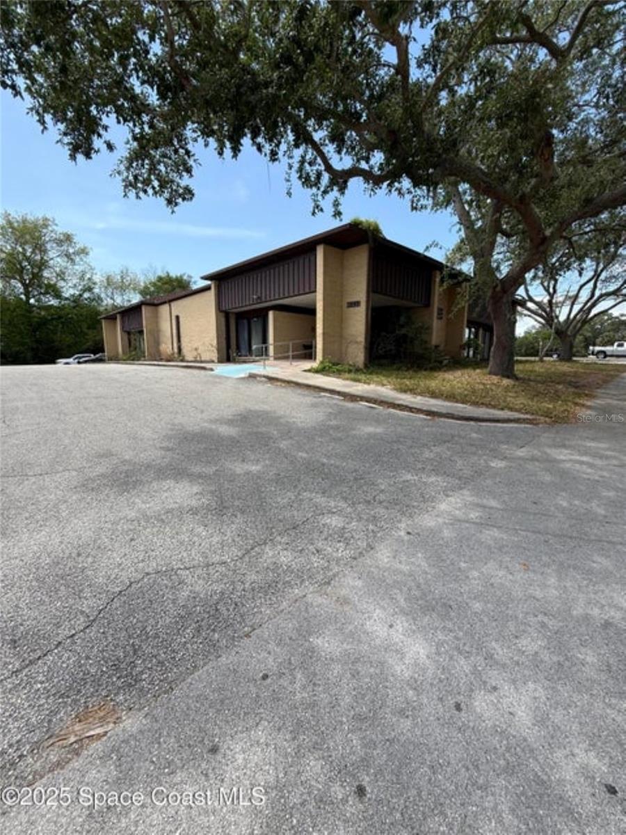 Listing photo id 8 for 1855 Jess Parrish Court