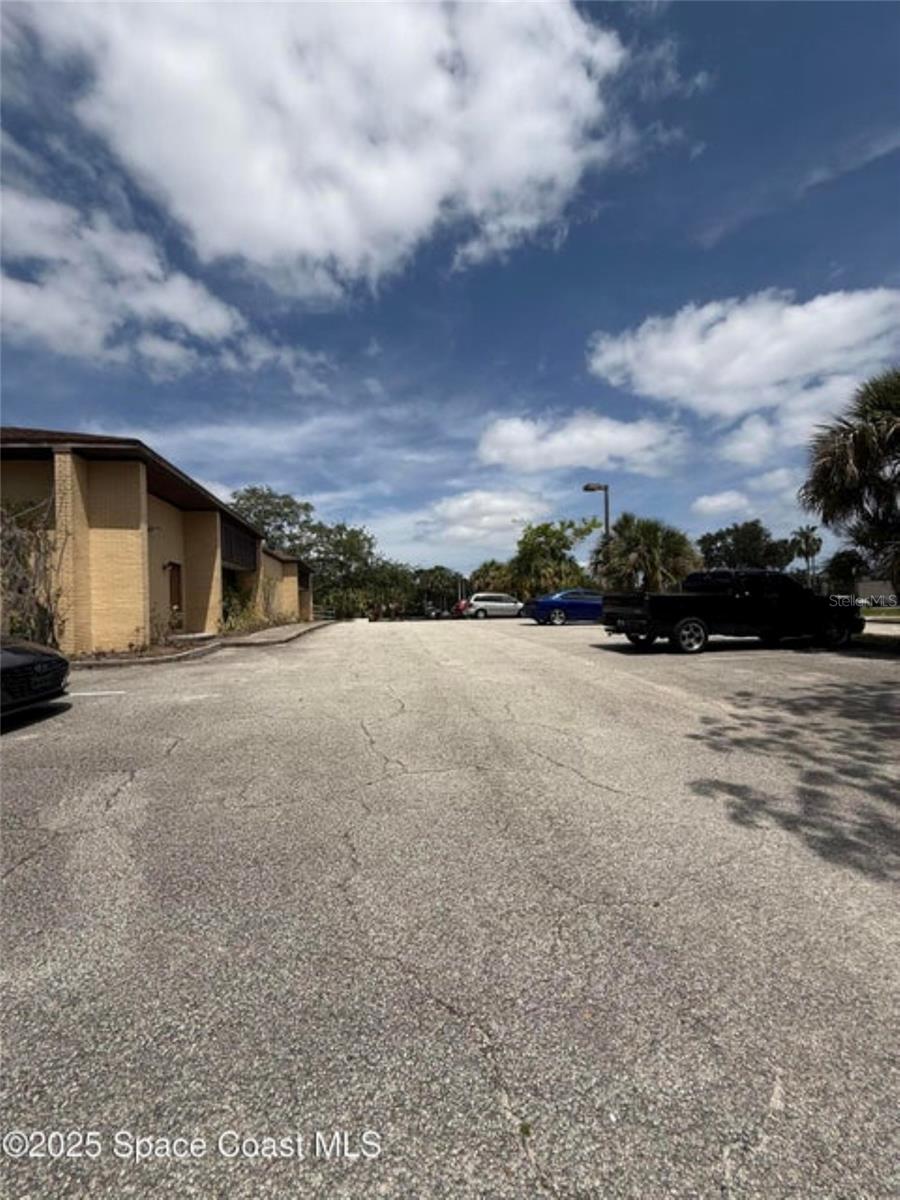 Listing photo id 2 for 1855 Jess Parrish Court