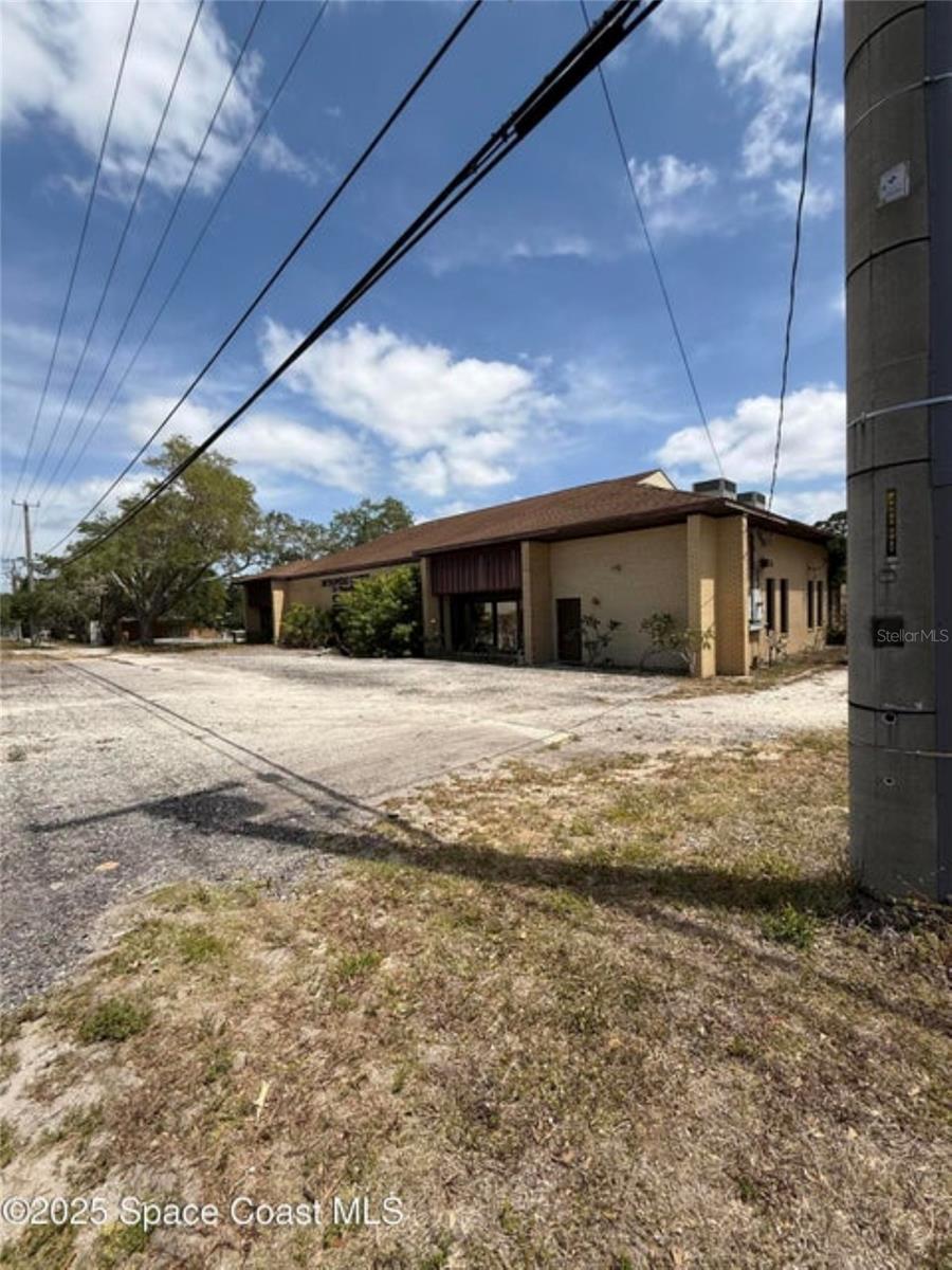 Listing photo id 4 for 1855 Jess Parrish Court