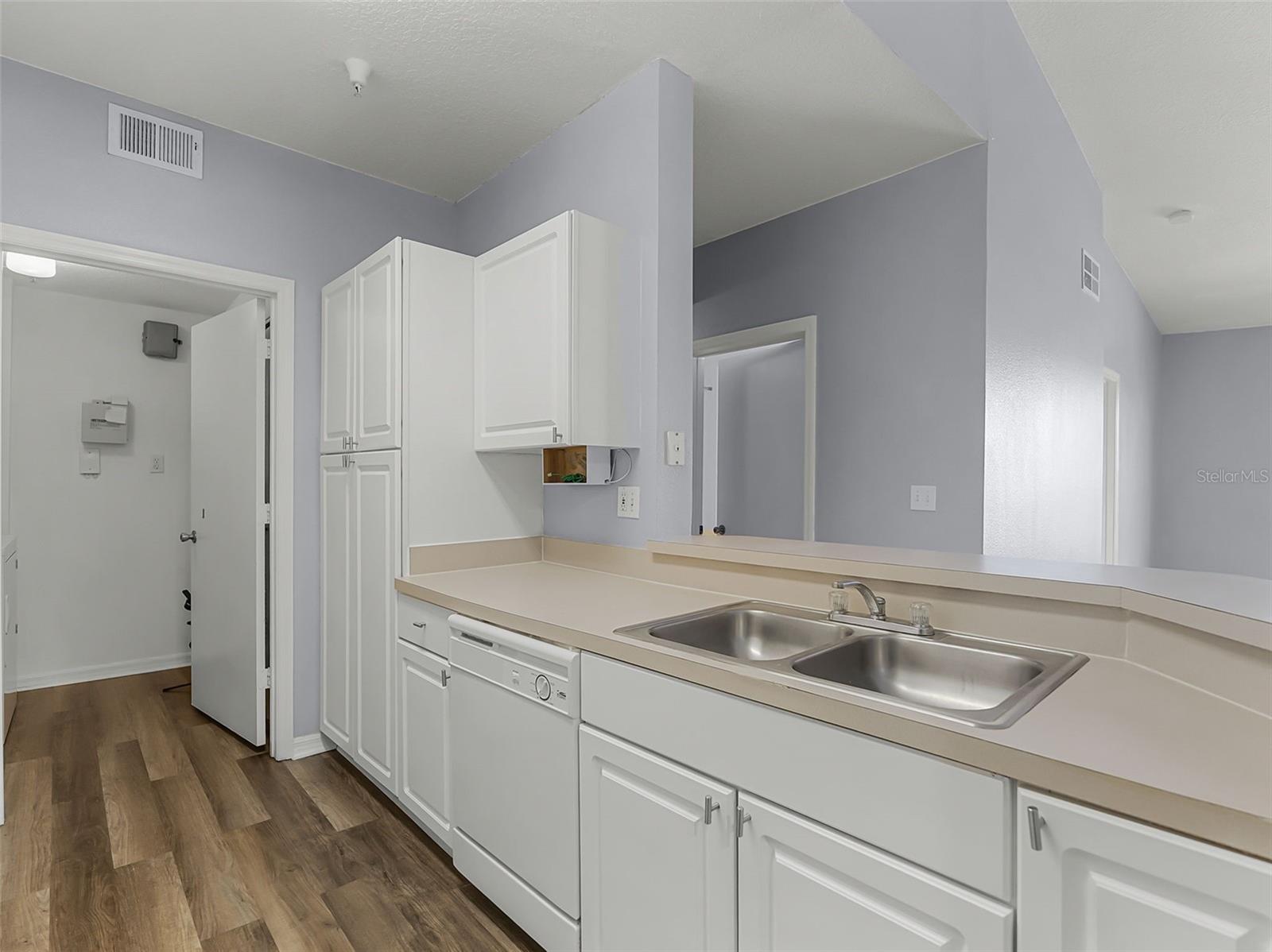 Image 12 of 30 For 5530 Metrowest Boulevard 309