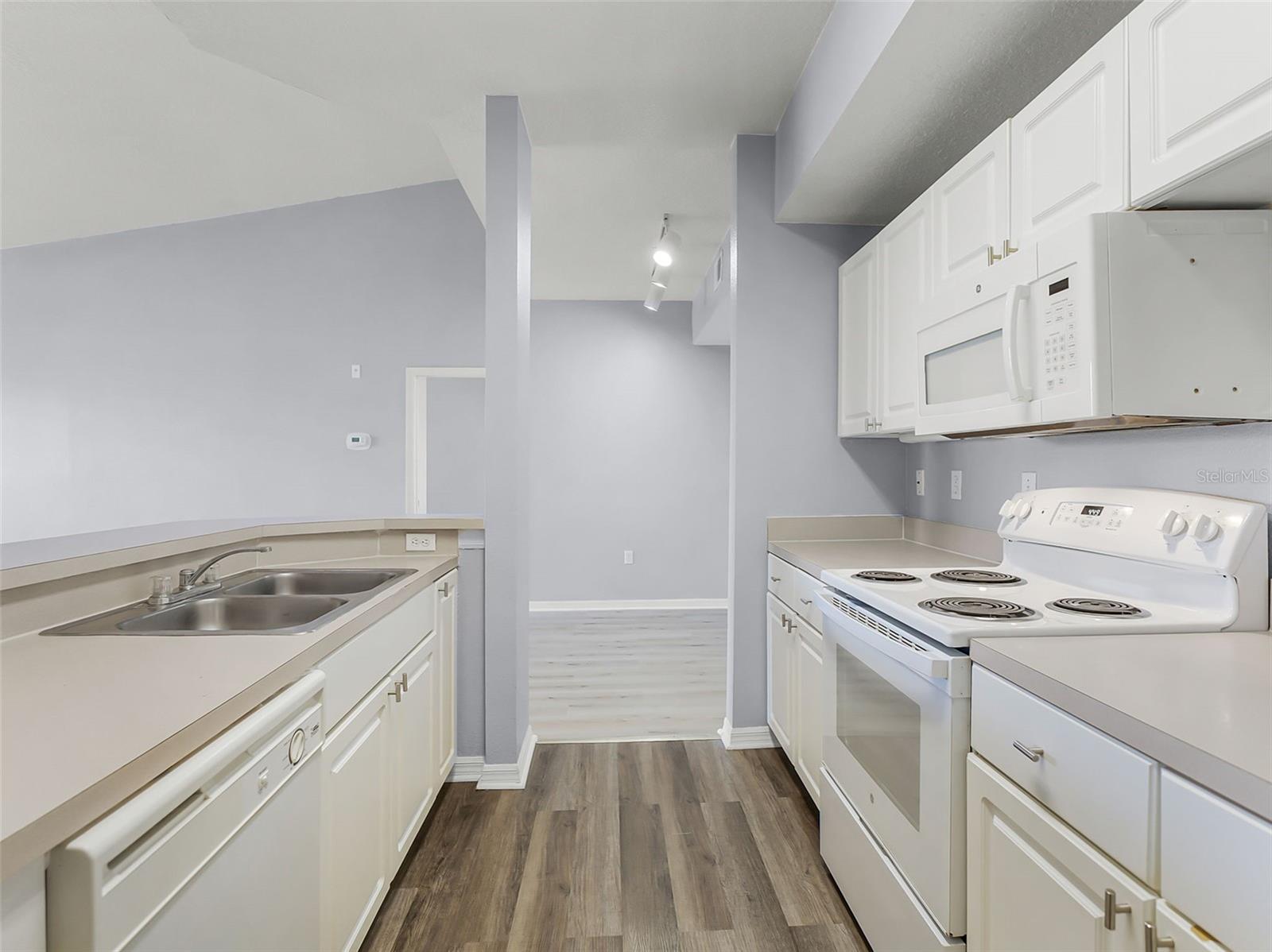 Image 13 of 30 For 5530 Metrowest Boulevard 309