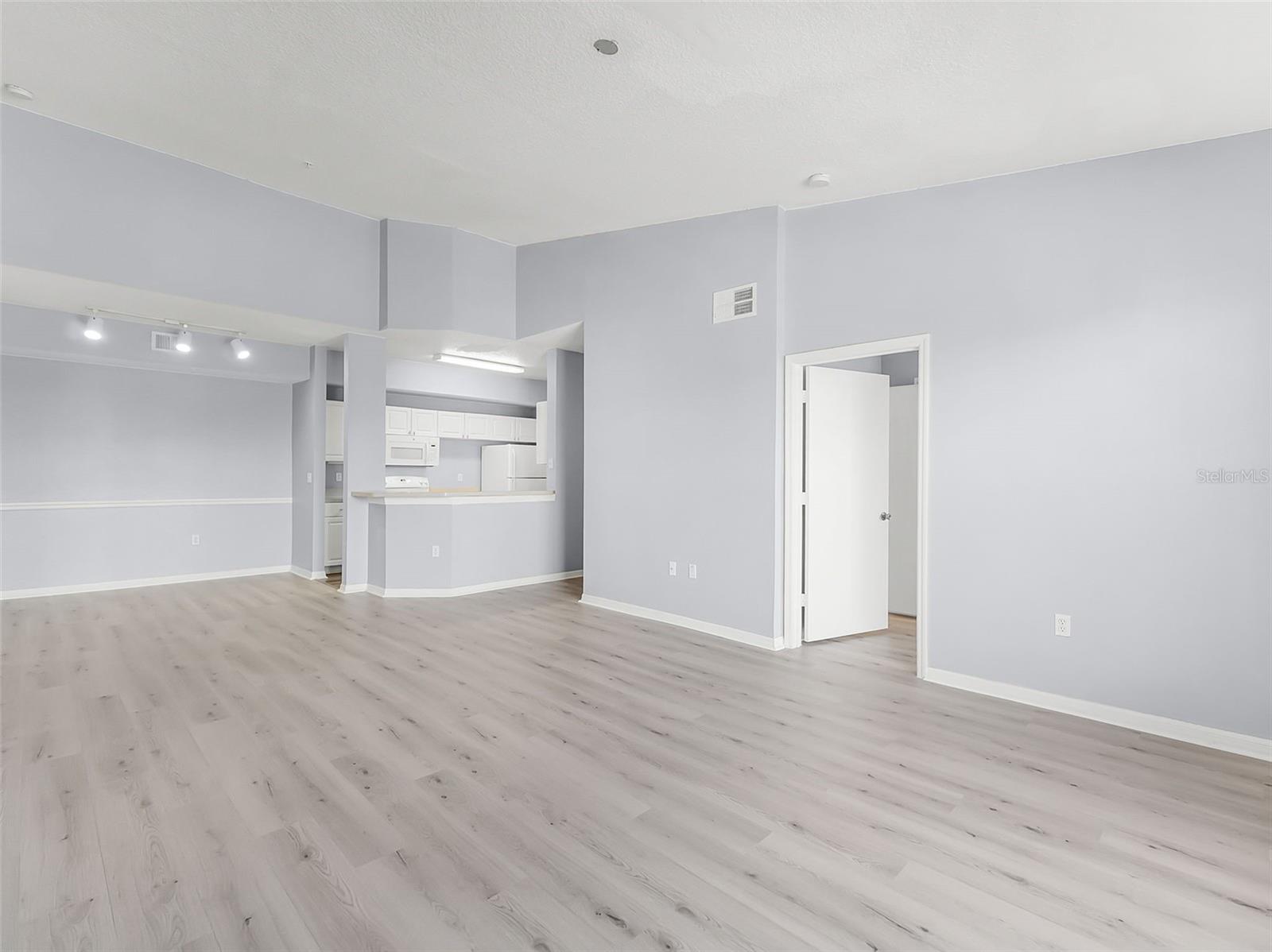 Image 4 of 30 For 5530 Metrowest Boulevard 309