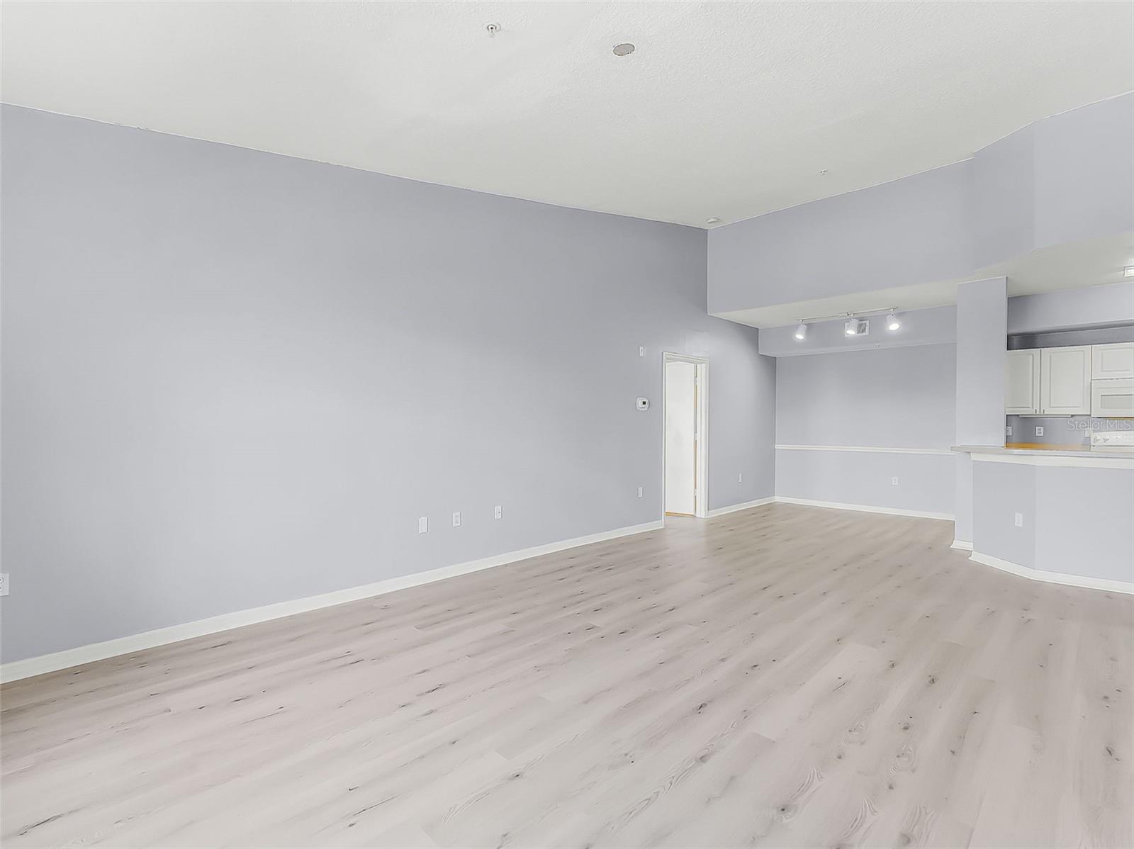Image 5 of 30 For 5530 Metrowest Boulevard 309