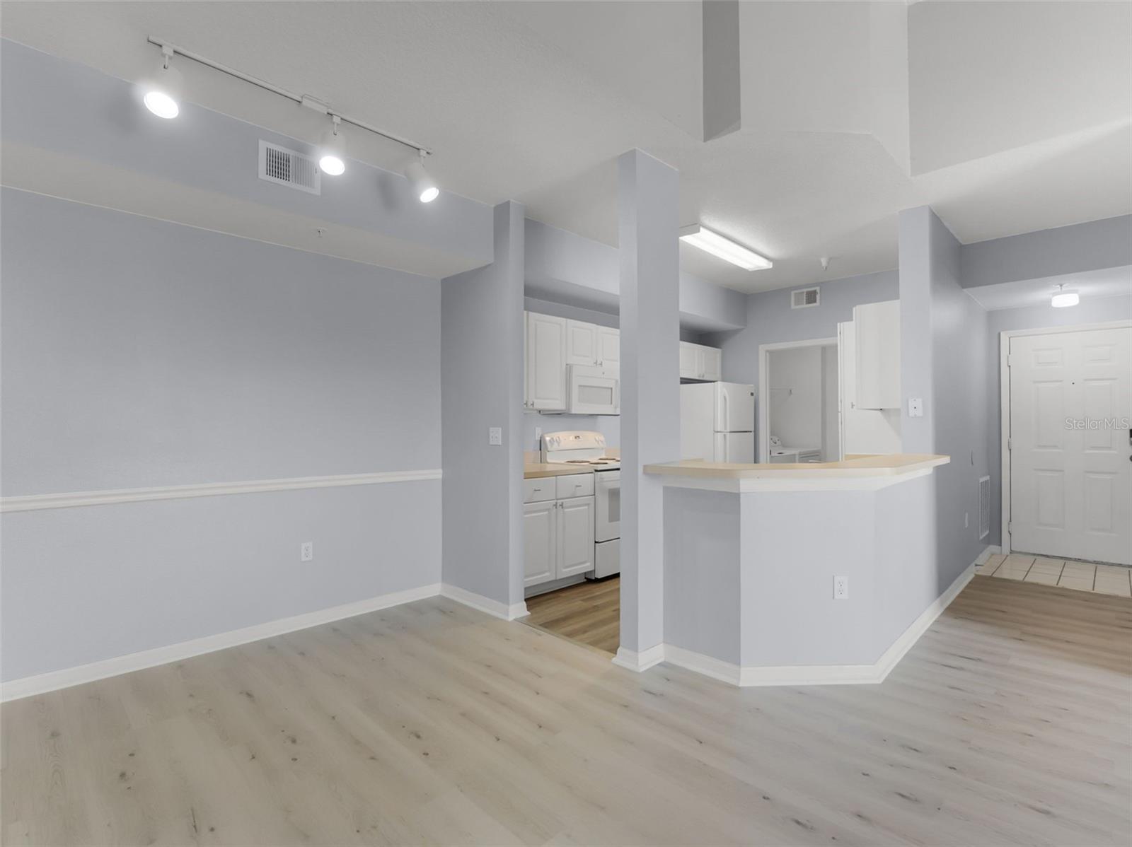 Image 8 of 30 For 5530 Metrowest Boulevard 309