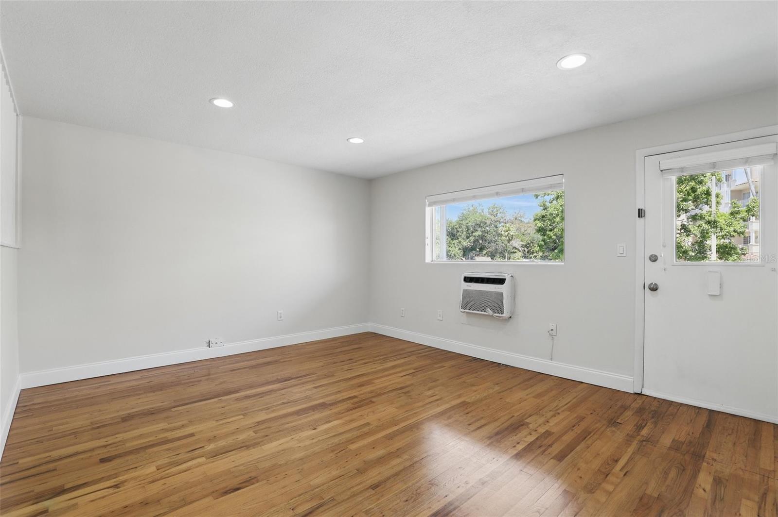 Image 10 of 24 For 320 Lakeview Street 222