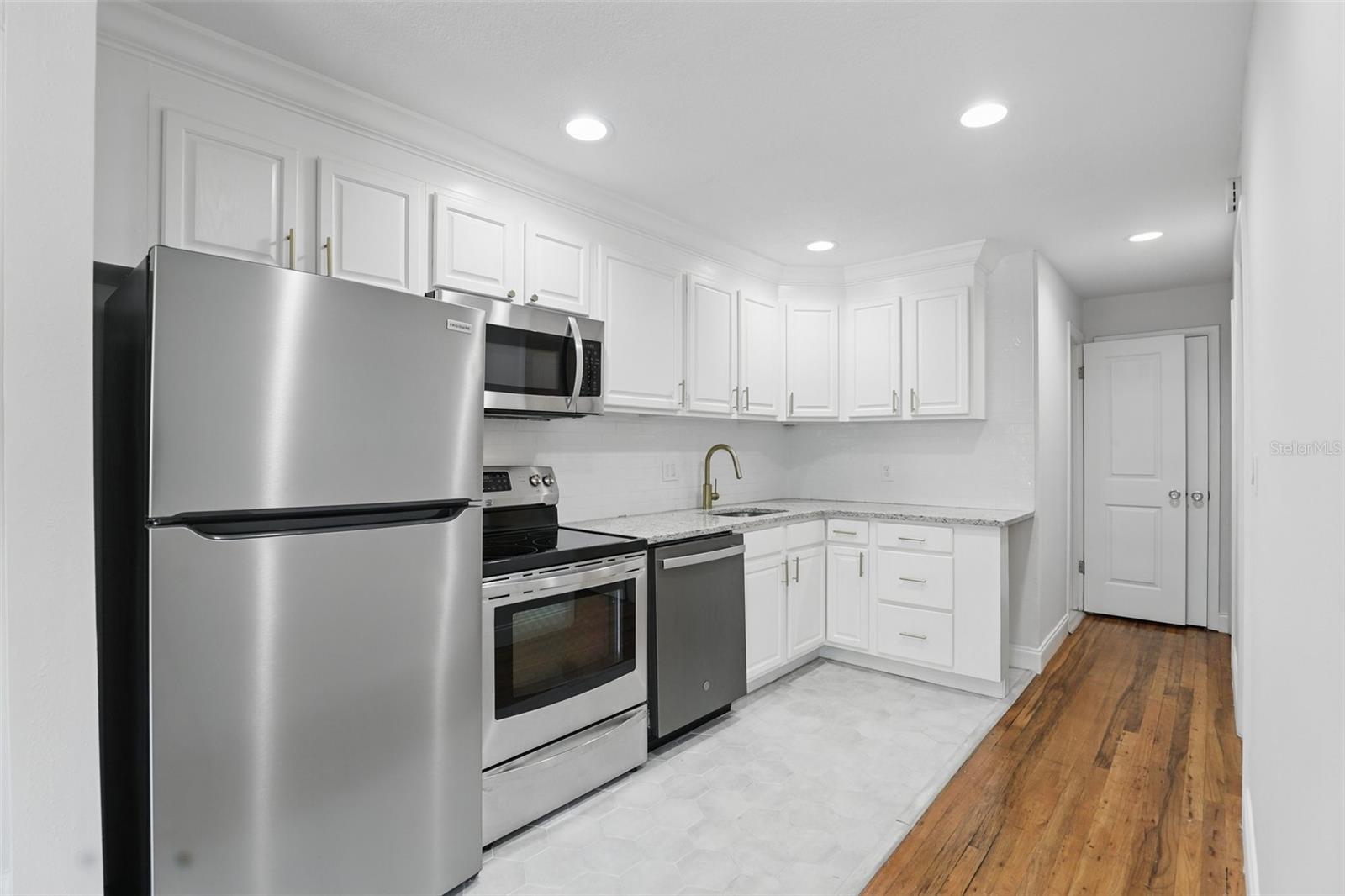 Image 12 of 24 For 320 Lakeview Street 222