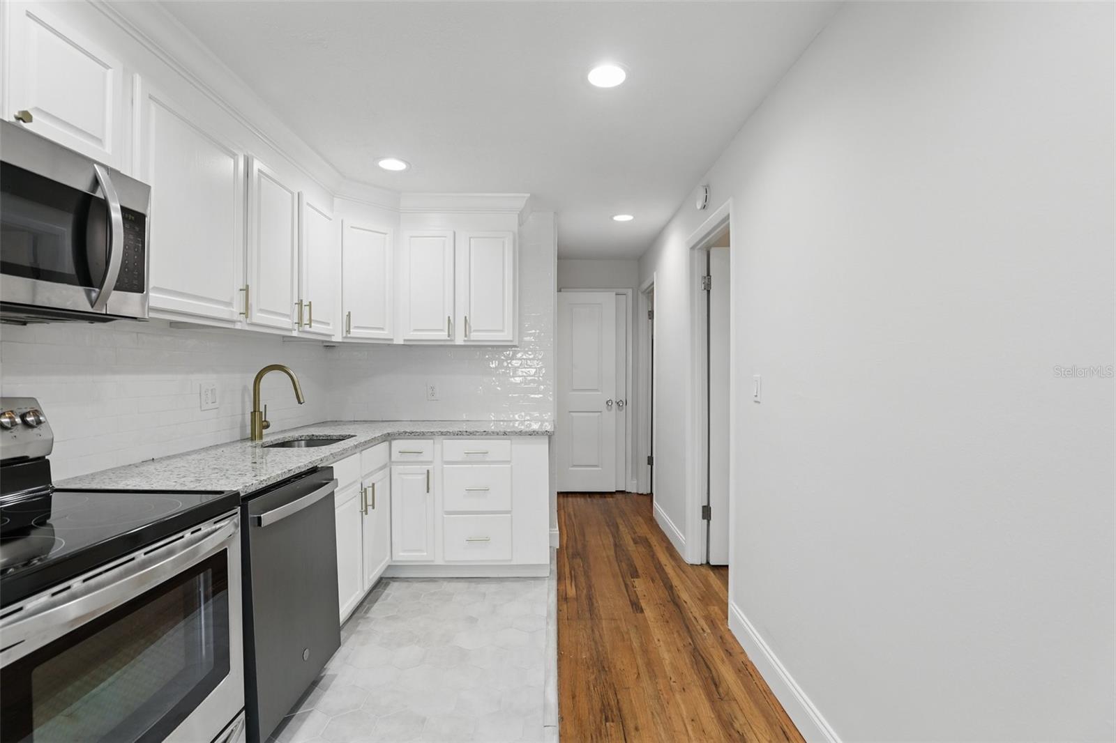 Image 13 of 24 For 320 Lakeview Street 222