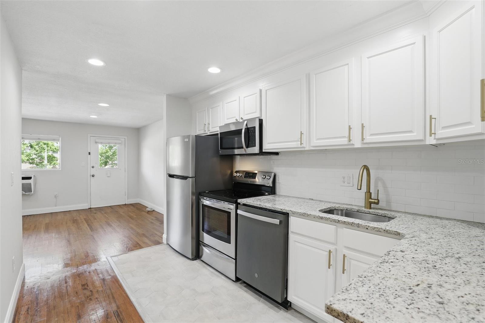 Image 14 of 24 For 320 Lakeview Street 222