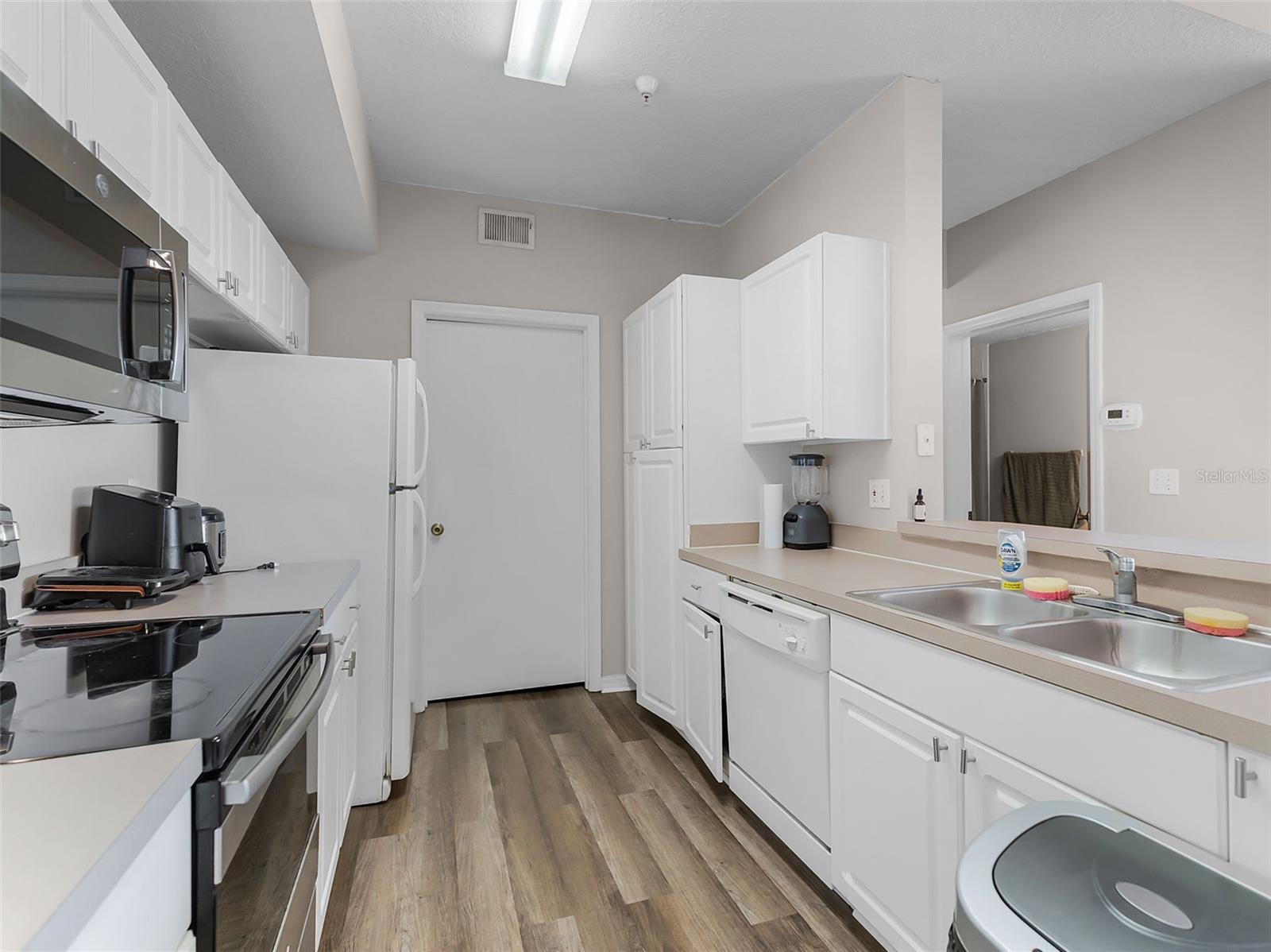 Image 10 of 24 For 5566 Metrowest Boulevard 304
