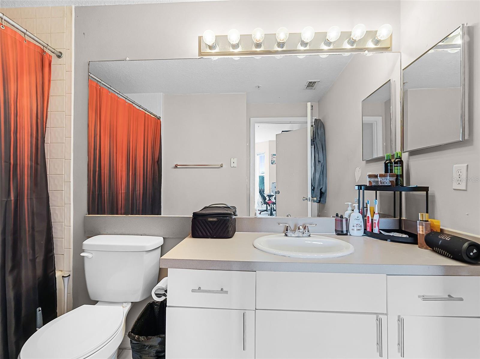 Image 17 of 24 For 5566 Metrowest Boulevard 304