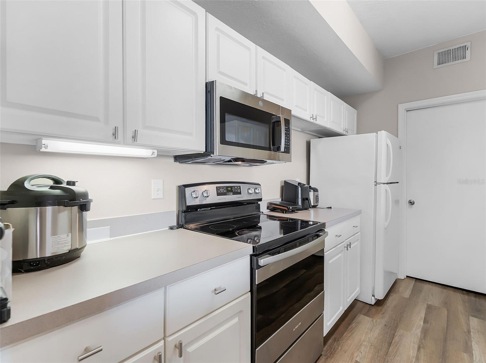 Image 9 of 24 For 5566 Metrowest Boulevard 304
