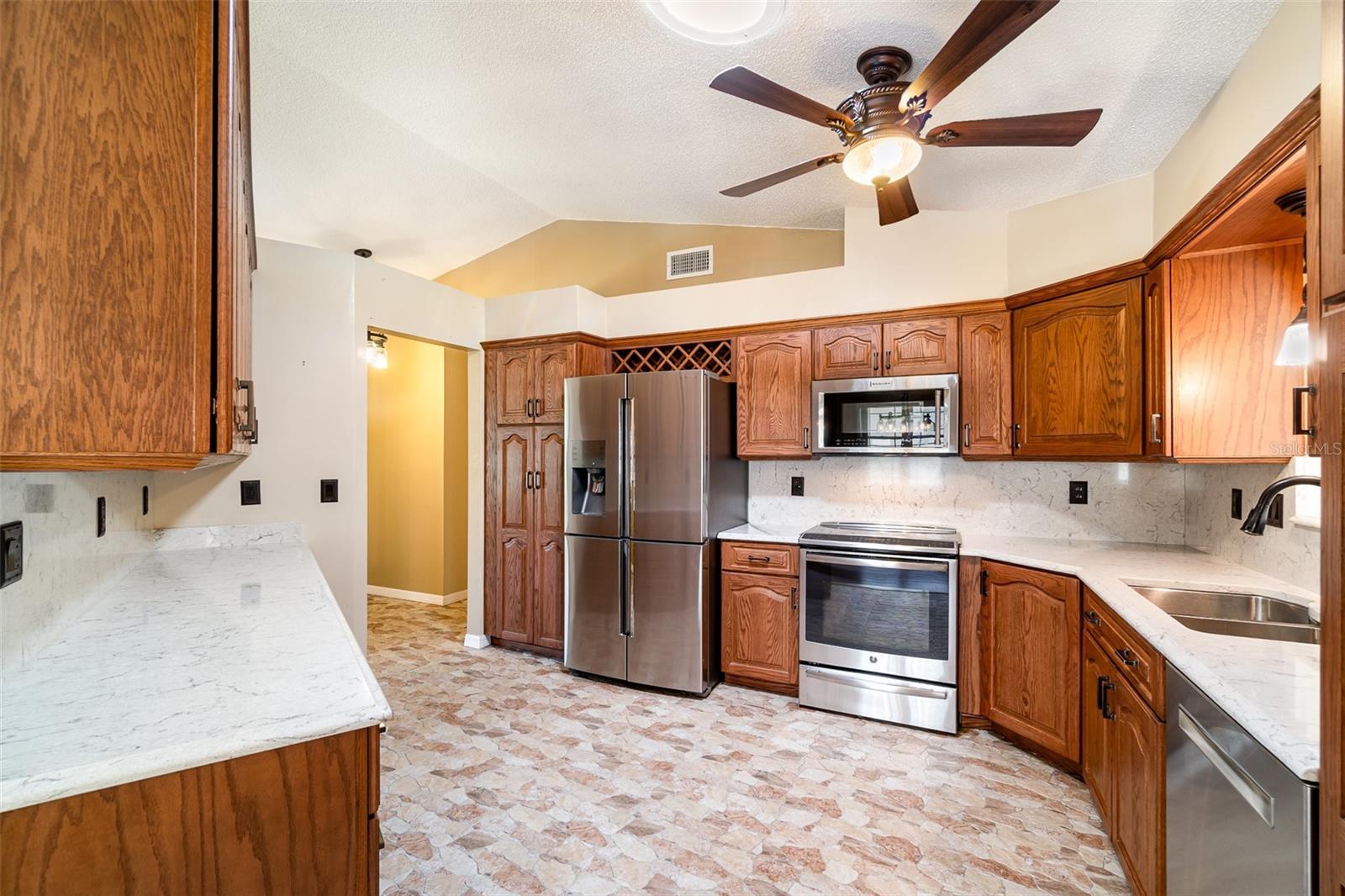 Image 11 of 37 For 21529 Prince Albert Court
