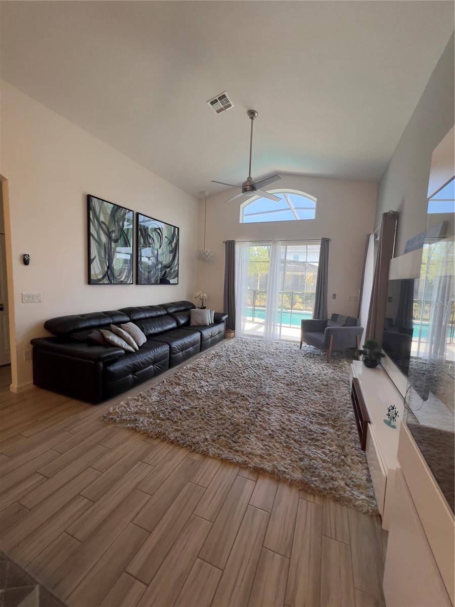 Image 17 of 49 For 3930 Oakville Avenue