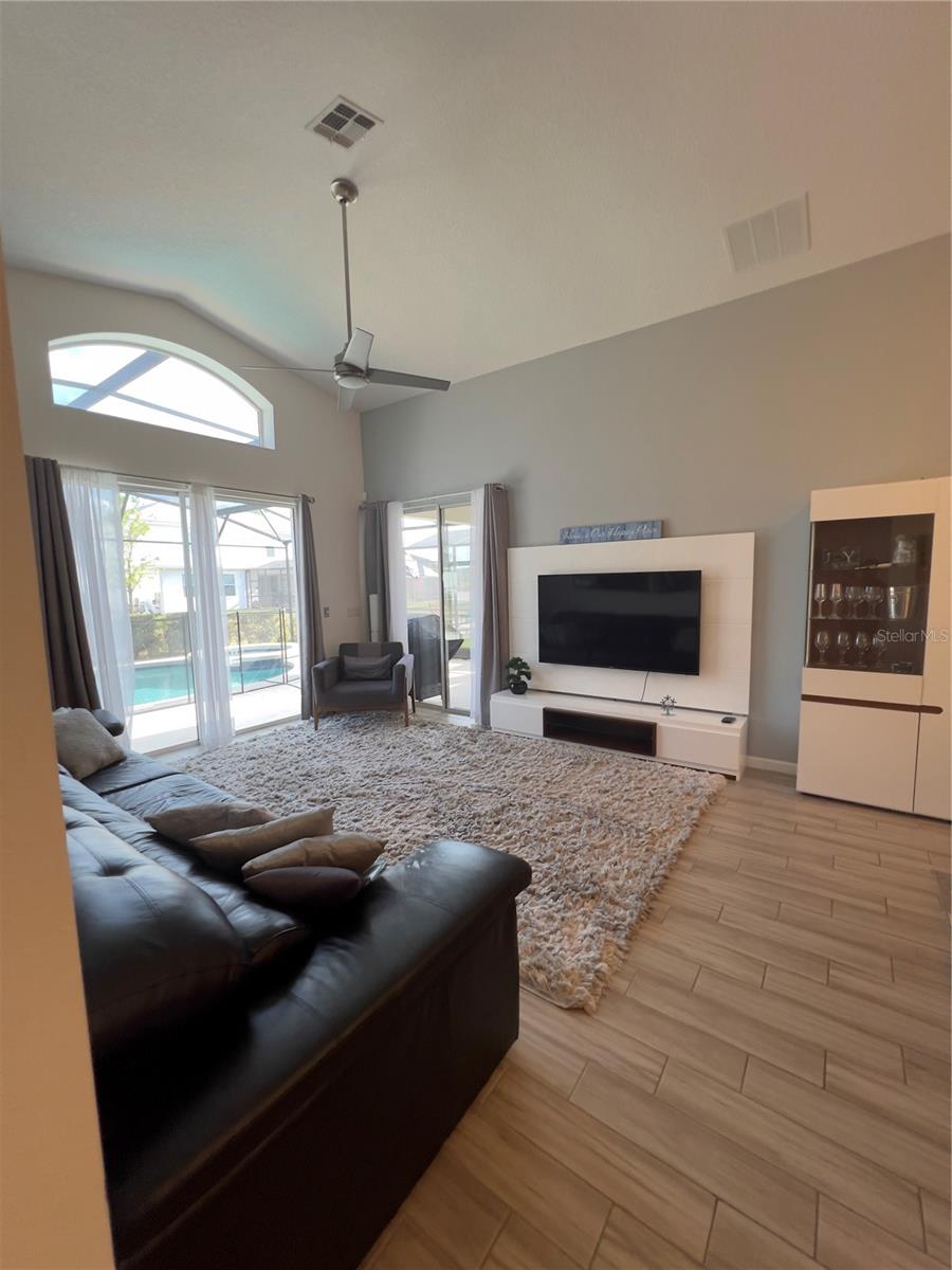 Image 18 of 49 For 3930 Oakville Avenue