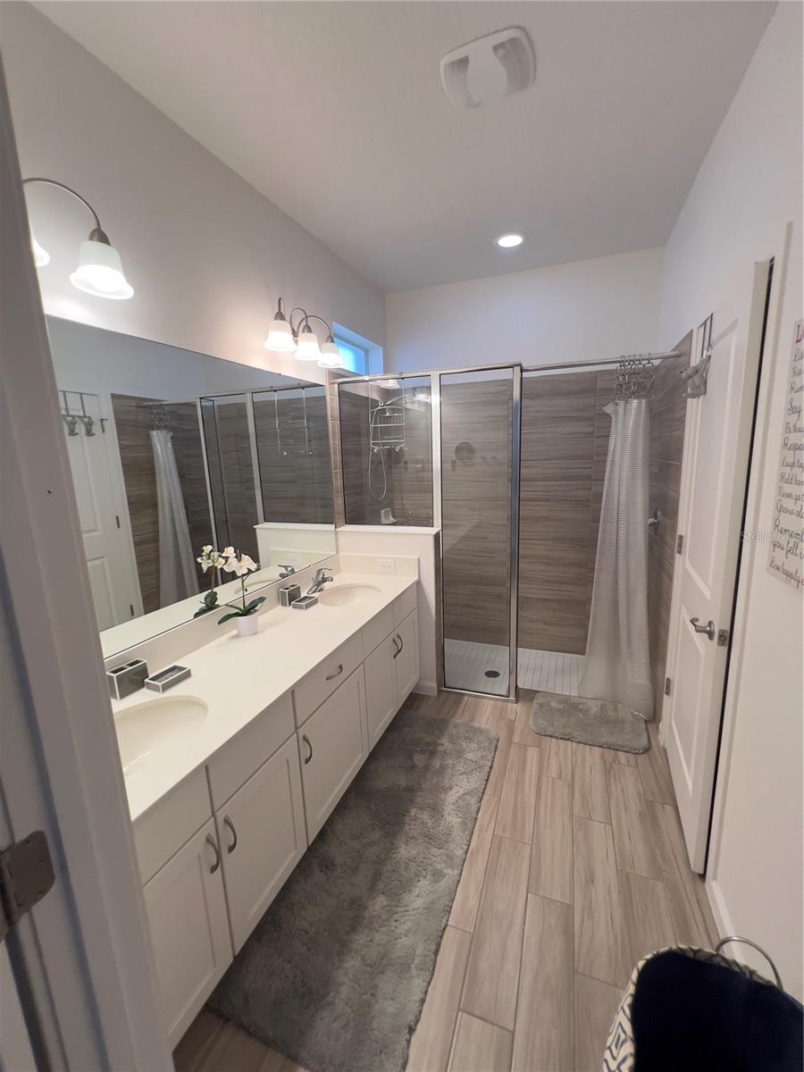 Image 22 of 49 For 3930 Oakville Avenue