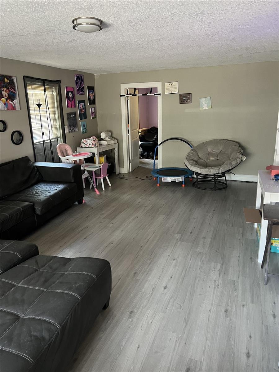 Listing photo id 2 for 5004 E Seneca Ave