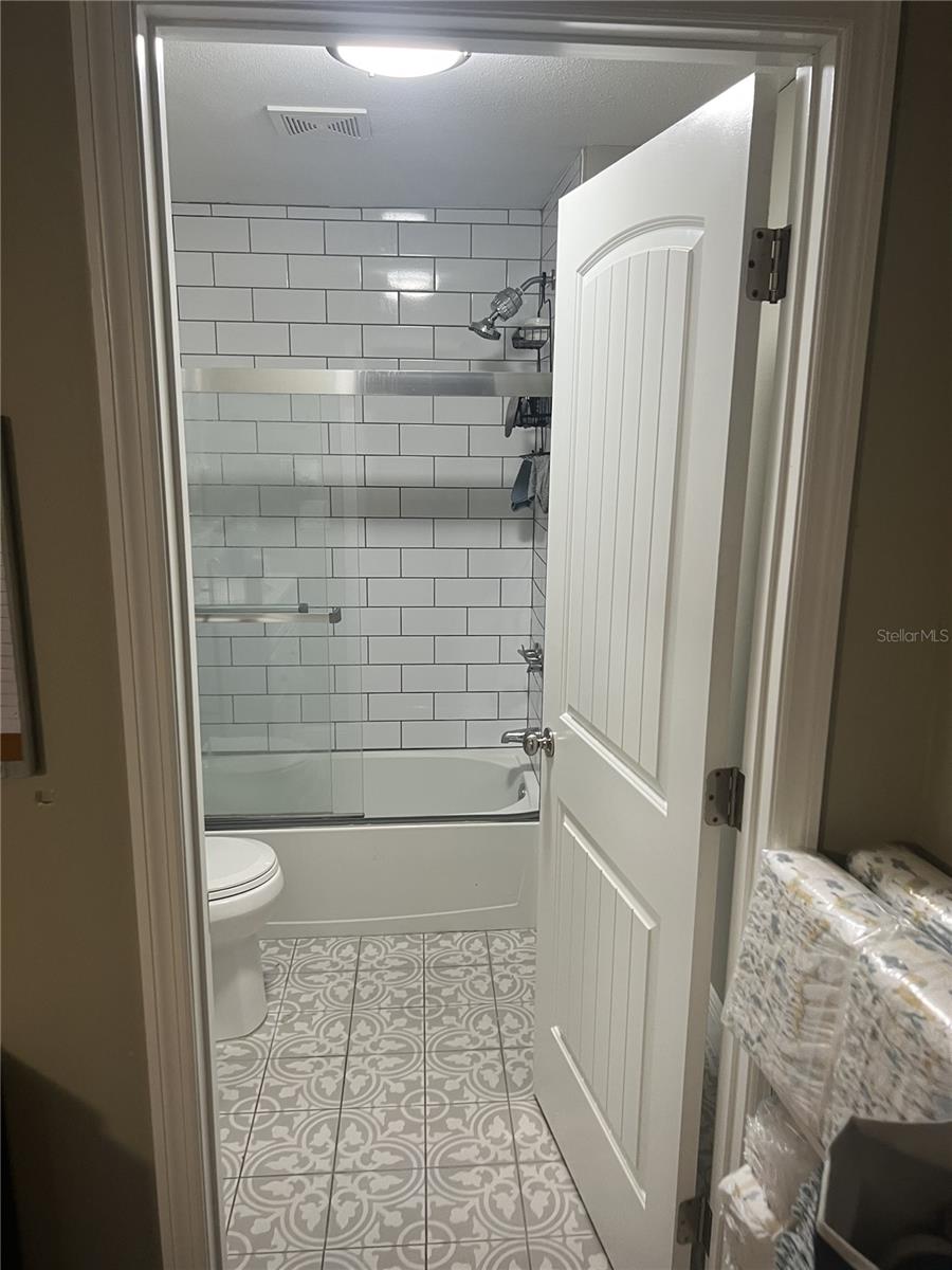 Listing photo id 7 for 5004 E Seneca Ave